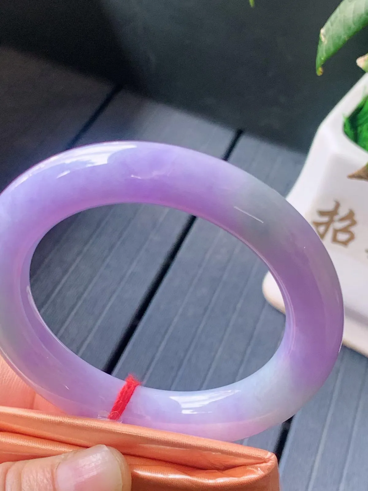 【翡翠名称】老种紫罗兰54.3圈口圆条手镯
【翡翠尺寸】54.3/11.9/11.7mm适合54-56.6正圈口佩戴
【翡翠描述】寶貝种老水足，玉质细腻，色泽靓丽，性价比高，佩戴效果好！
【其它赠送】权威证书/精美挂绳盒子/支持全国复检