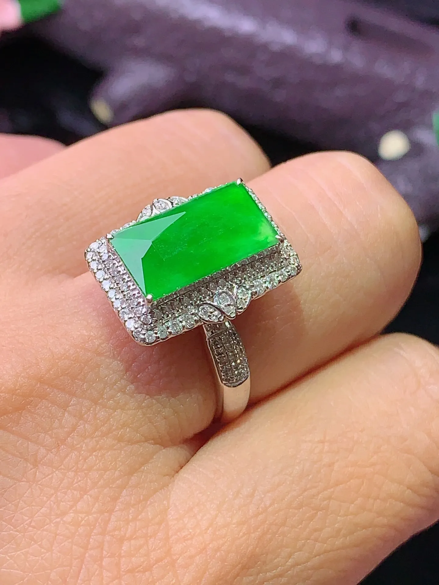 18k金钻镶嵌满绿菱形马鞍戒指 玉质细腻 色泽艳丽清新 圈口14.5 整体尺寸17*13.7*8.6