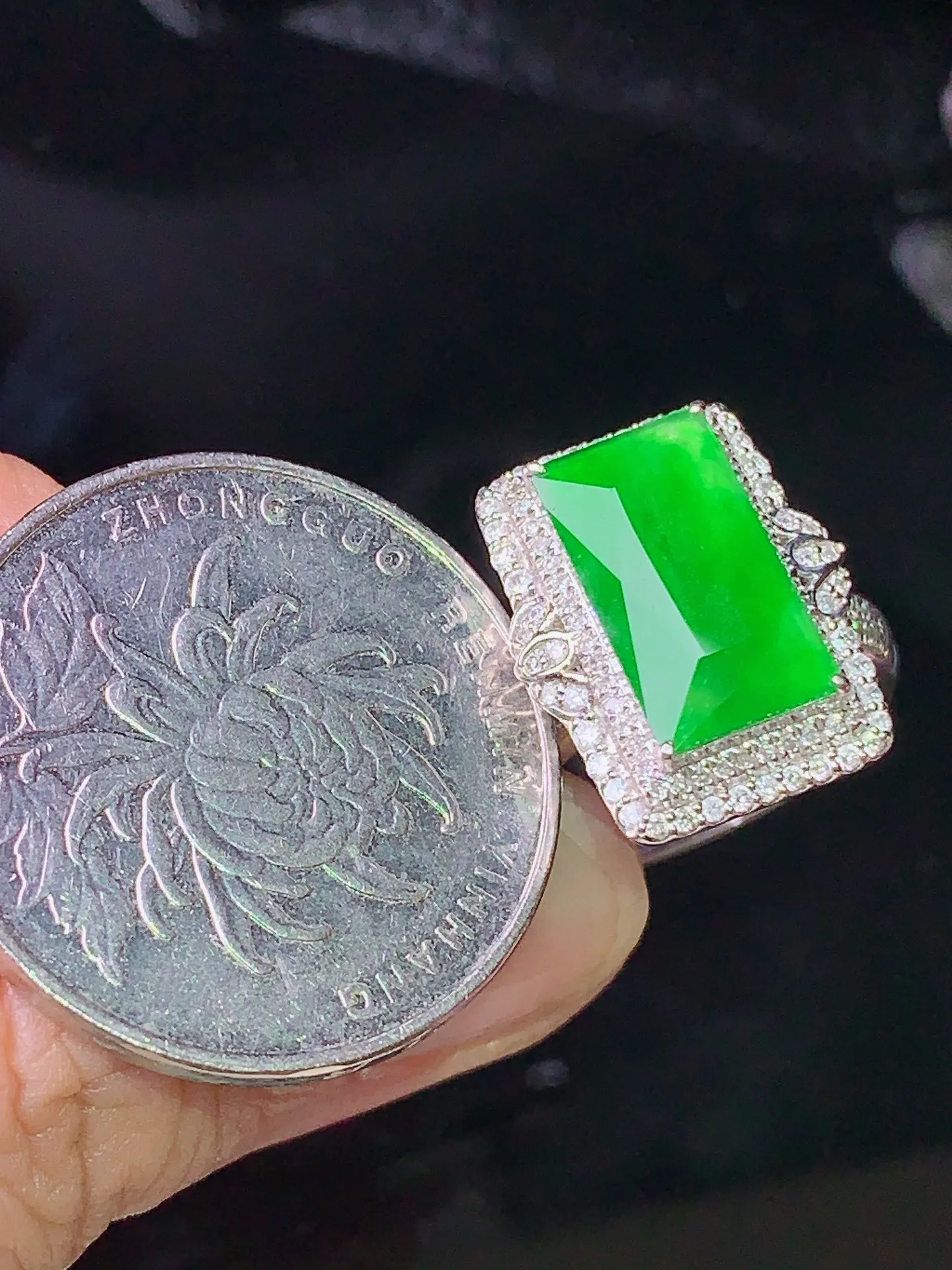 18k金钻镶嵌满绿菱形马鞍戒指 玉质细腻 色泽艳丽清新 圈口14.5 整体尺寸17*13.7*8.6