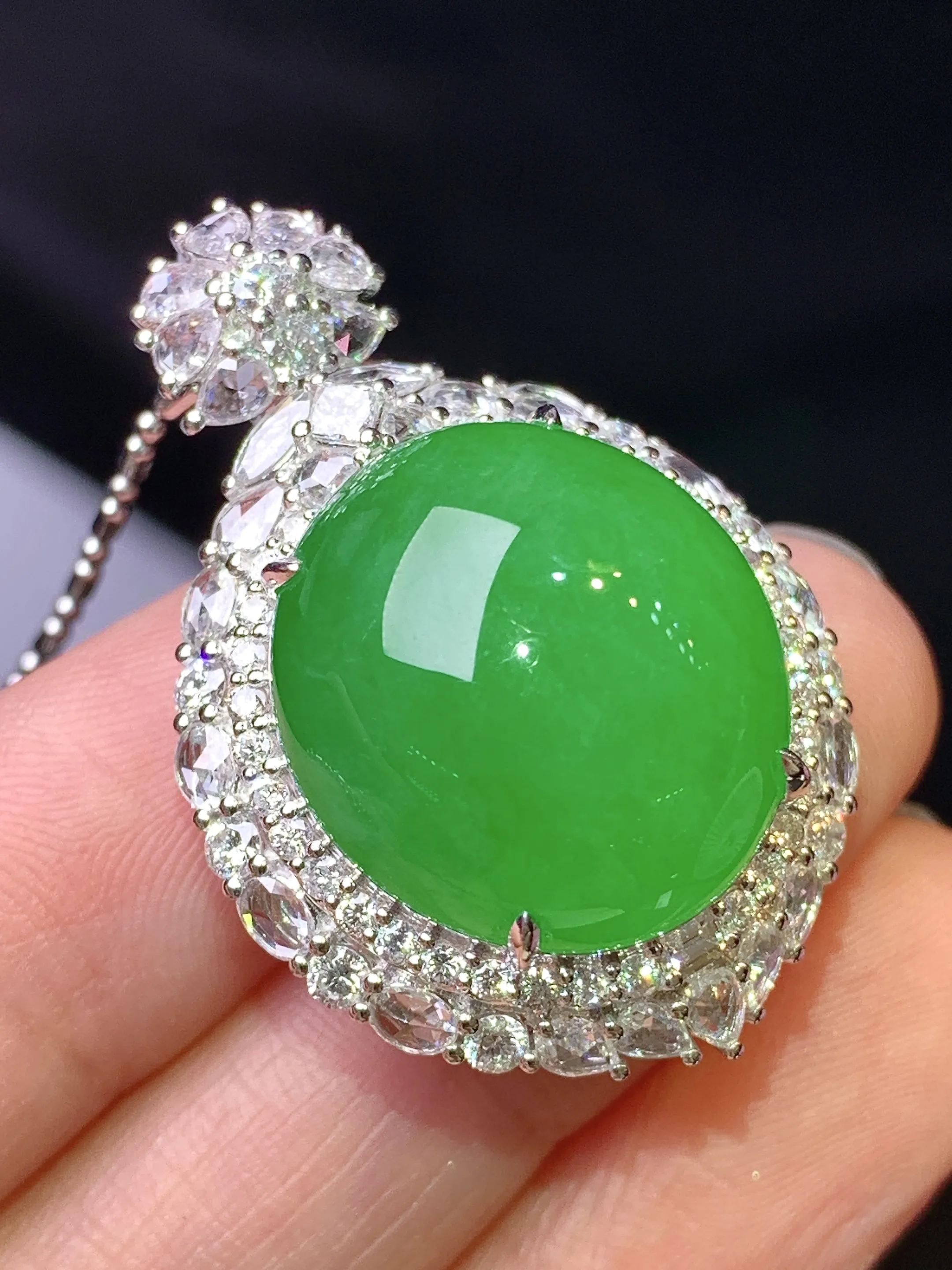 18k金钻镶嵌满绿蛋面吊坠 玉质细腻 色泽艳丽清新 整体尺寸35.5*23.7*17.3