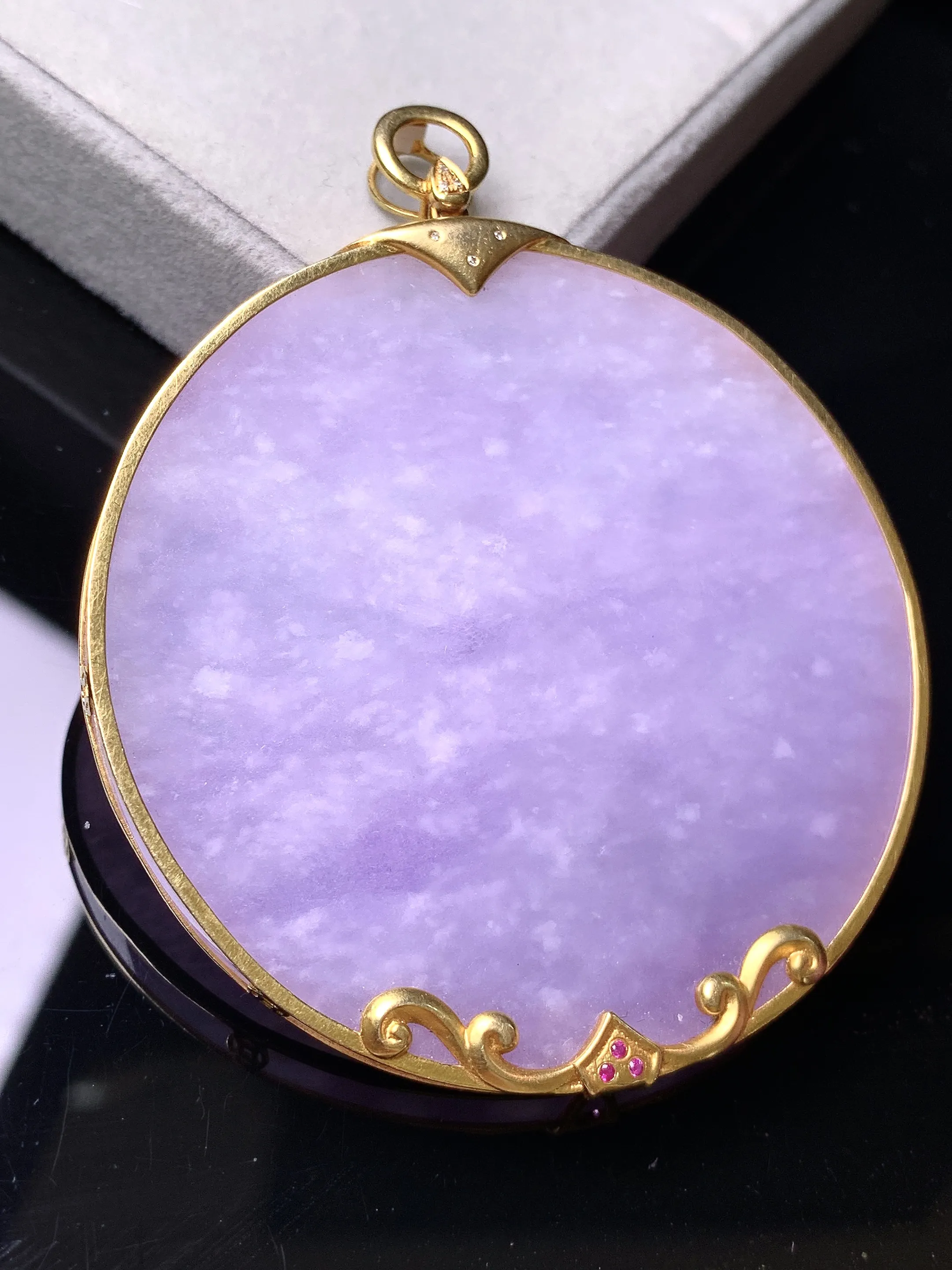 18k金镶嵌紫罗兰圆牌吊坠 玉质细腻 色泽艳丽清新 整体尺寸64.8*53.4*3.2