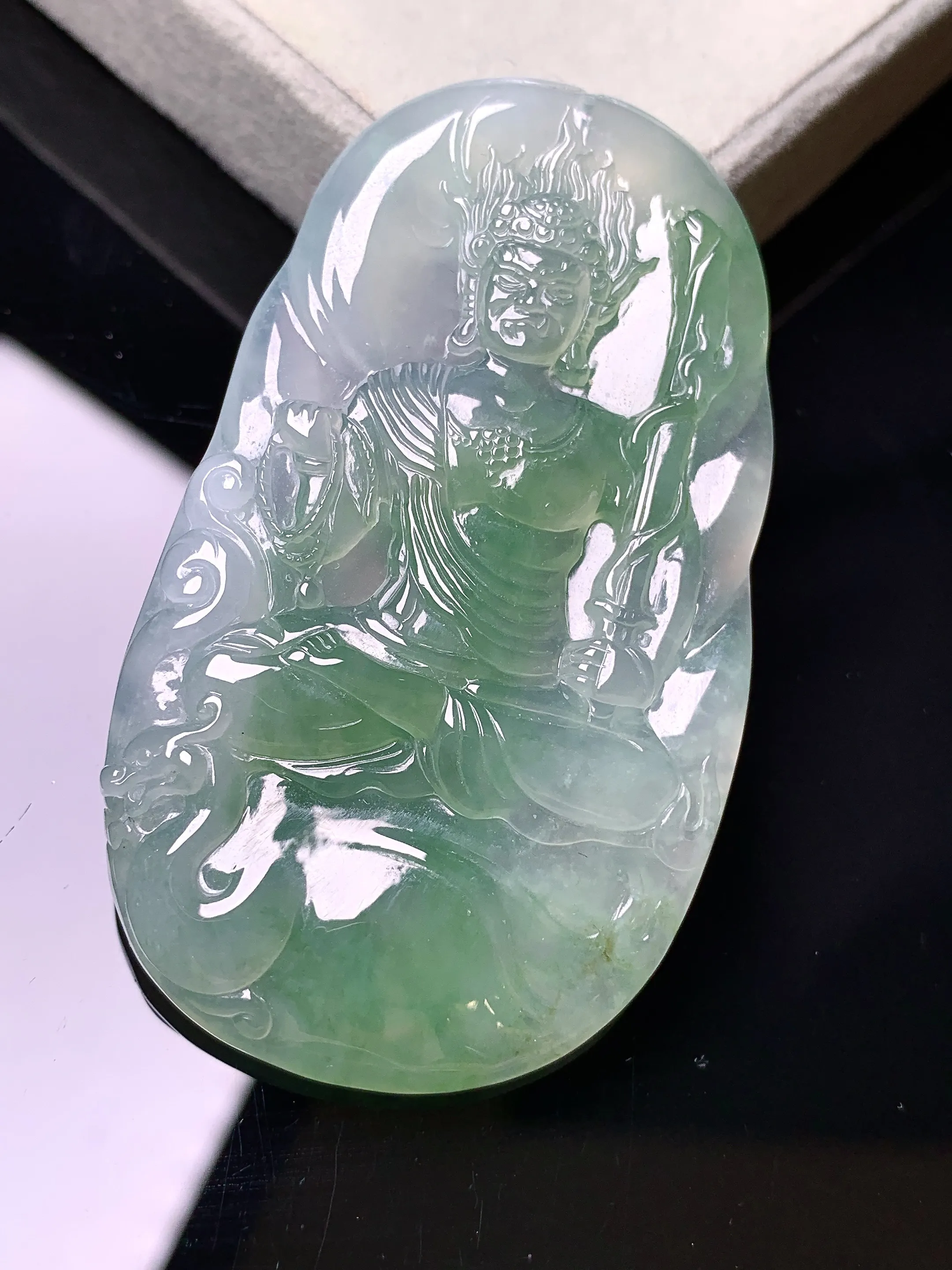 飘绿不动冥王吊坠 玉质细腻 色泽艳丽清新 整体尺寸59.3*34.5*6.5