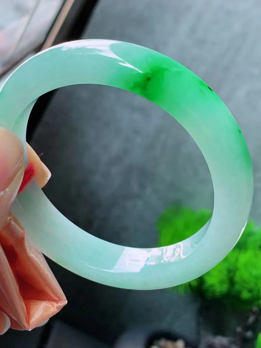 【翡翠名称】老种冰飘绿55.8正圈口手镯
【翡翠尺寸】55.8/12.3/8.6适合正圈口佩戴
【翡翠描述】宝贝种老水足，玉质细腻，色泽靓丽，性价比高，佩戴效果好！
【其它赠送】权威证书/精美挂绳盒子/支持全国复检