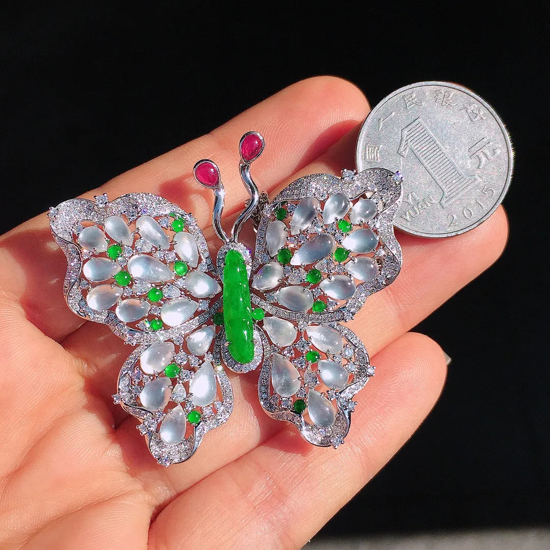 （冰+绿）蝴蝶胸针/吊坠两用款，色泽均匀艳丽，玉质细腻，荧光感超
强，饱满圆润，尽显优雅气质，18k
金豪华镶嵌