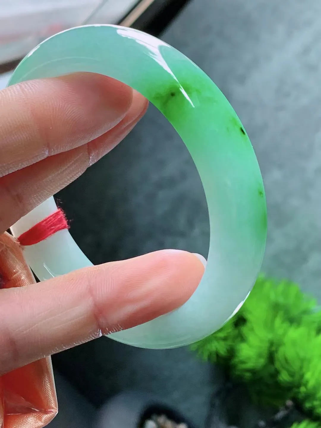 【翡翠名称】老种冰飘绿55.8正圈口手镯
【翡翠尺寸】55.8/12.3/8.6适合正圈口佩戴
【翡翠描述】宝贝种老水足，玉质细腻，色泽靓丽，性价比高，佩戴效果好！
【其它赠送】权威证书/精美挂绳盒子/支持全国复检