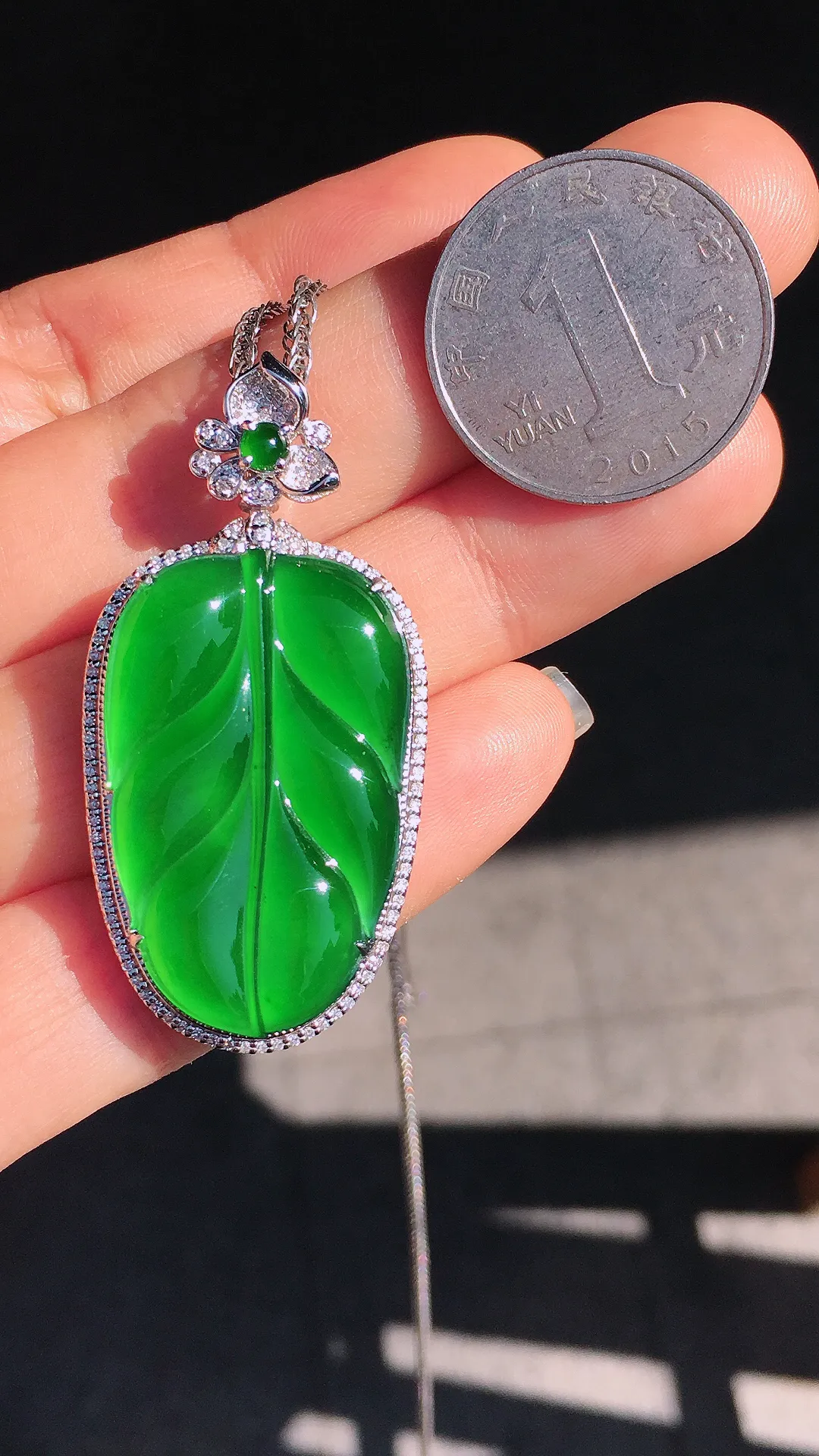 阳绿玉叶吊坠，色泽均匀艳丽，玉质细腻，荧光感超
强，饱满圆润，尽显优雅气质，18k
金豪华镶嵌