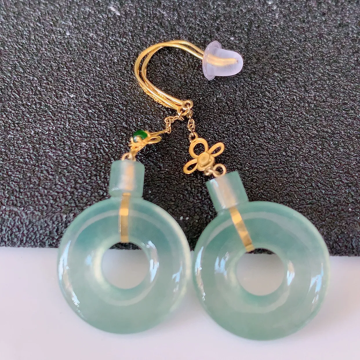 18k金镶嵌冰种翡翠平安扣耳坠，沁人心脾，耳坠佩戴效果大气出众，尽显气质。种水好，胶感足，颜相当漂亮，高性价比，值得入手品鉴！#1.7整体40.5裸石15*3.2