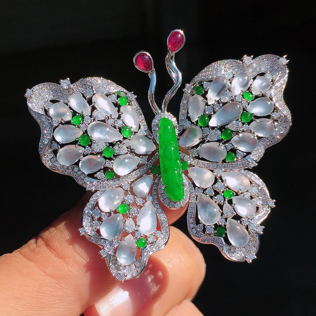 （冰+绿）蝴蝶胸针/吊坠两用款，色泽均匀艳丽，玉质细腻，荧光感超
强，饱满圆润，尽显优雅气质，18k
金豪华镶嵌