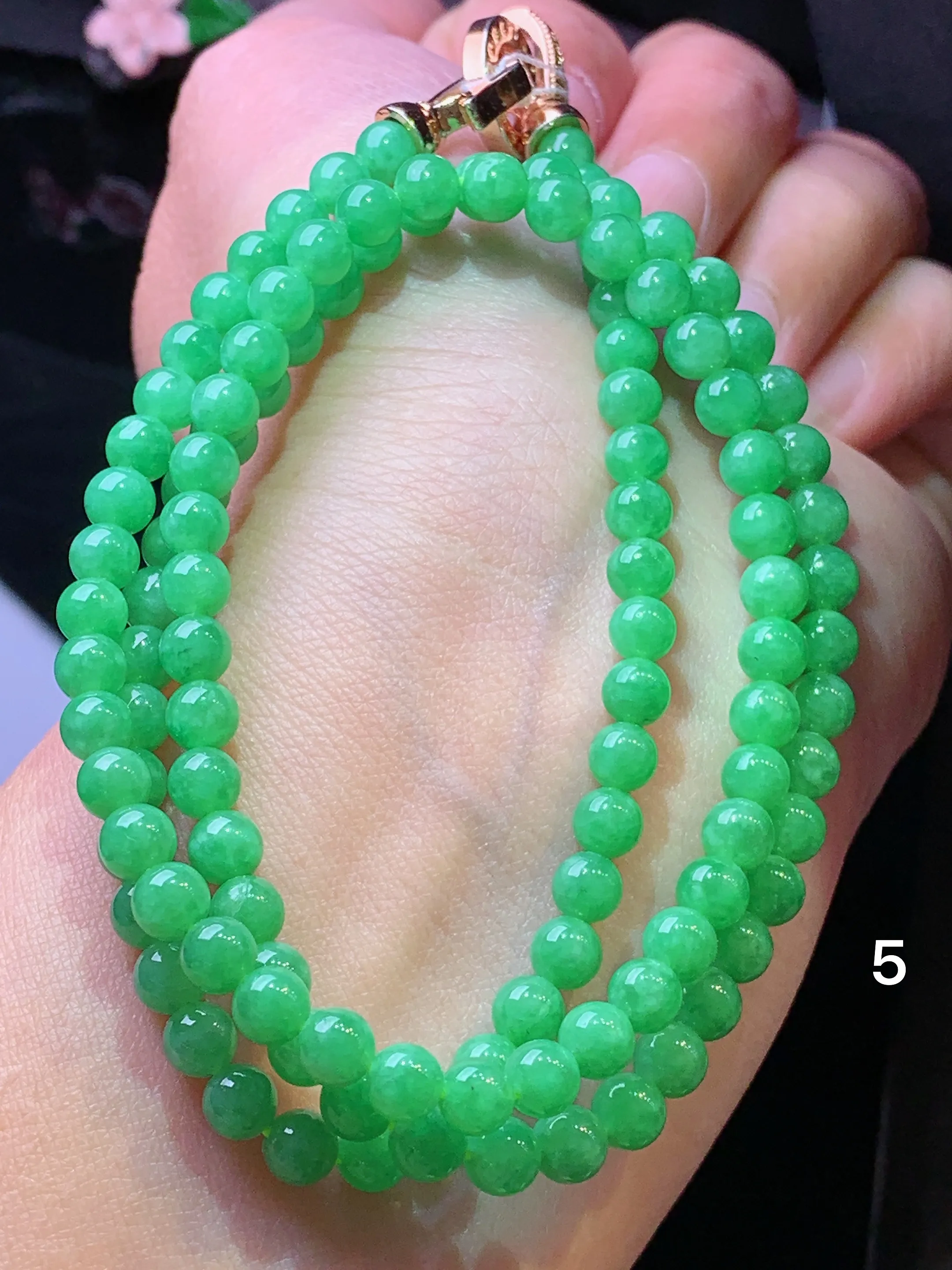 翠绿圆珠项链 玉质细腻 色泽艳丽清新 整体尺寸5