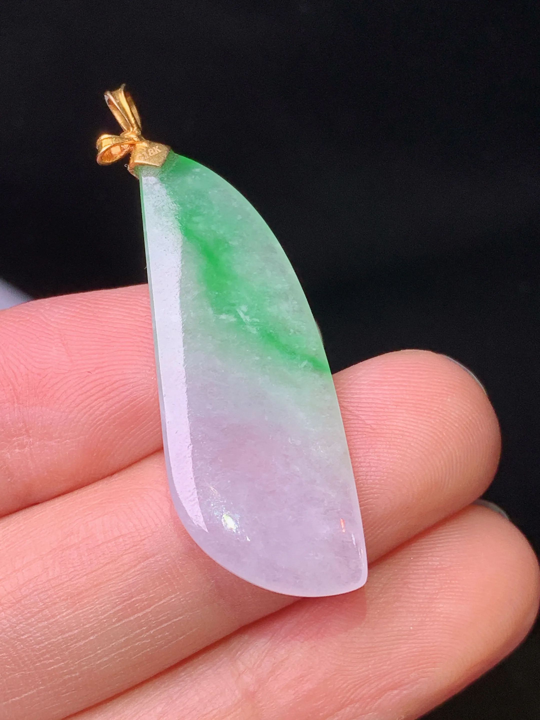 18k金镶嵌飘绿随形吊坠 玉质细腻 色泽艳丽清新 整体尺寸41.2*12.8*3.8