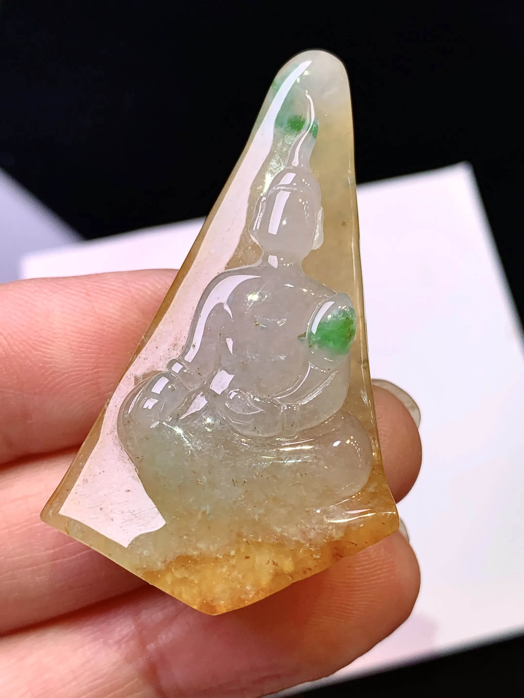 黄翡无相观音菩萨吊坠 玉质细腻 色泽艳丽清新 整体尺寸45.2*26.8*8.5