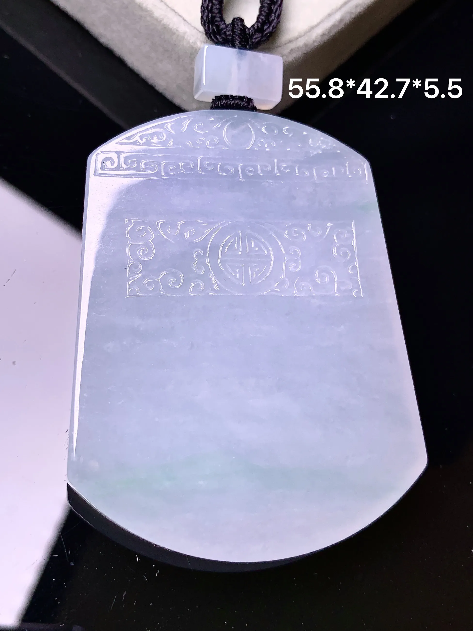 冰种无事牌吊坠 玉质细腻 色泽艳丽清新 整体尺寸55.8*42.7*5.5