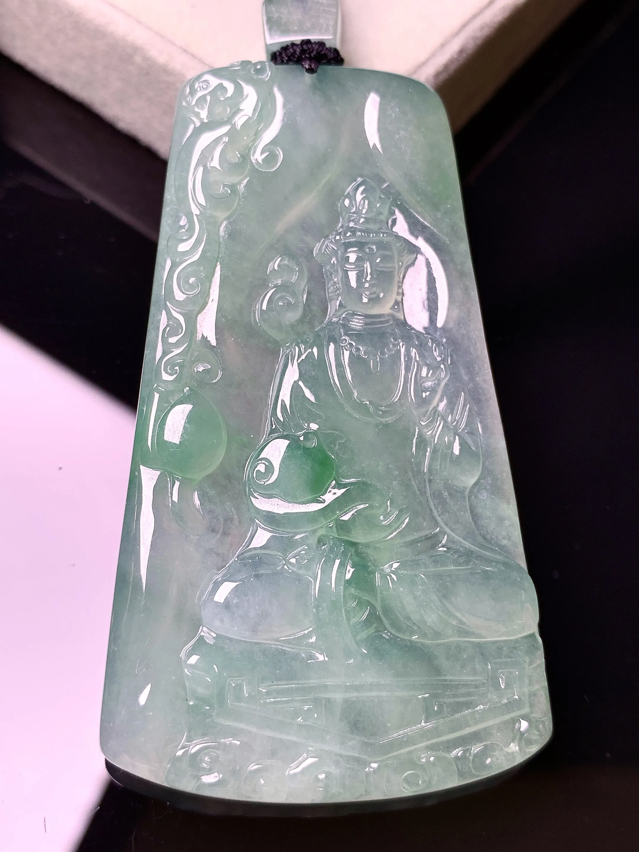 飘绿观音菩萨吊坠 玉质细腻 色泽艳丽清新 整体尺寸62.3*35.5*5.2