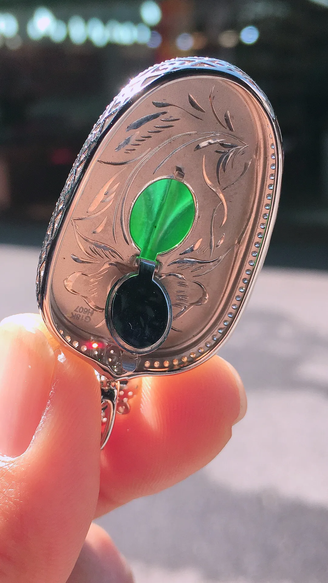 阳绿玉叶吊坠，色泽均匀艳丽，玉质细腻，荧光感超
强，饱满圆润，尽显优雅气质，18k
金豪华镶嵌