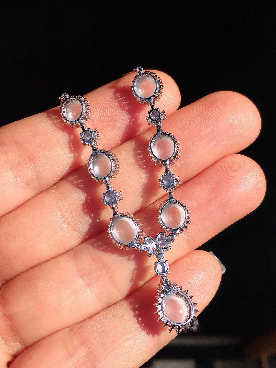 玻璃种蛋面晚装项链，玉质细腻，荧光感超
强，饱满圆润，尽显优雅气质，18k
金豪华镶嵌