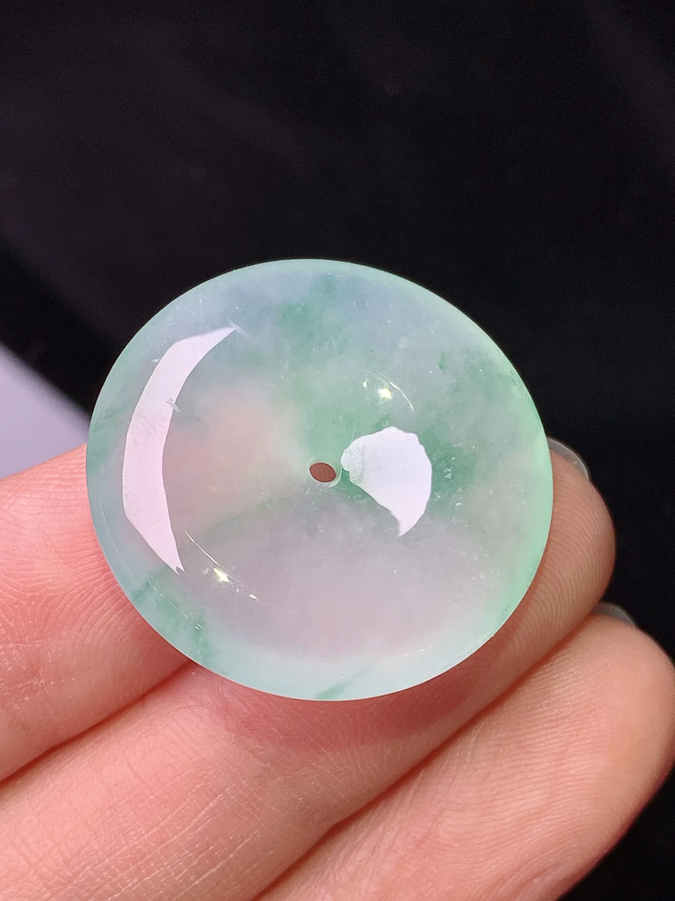 冰种飘绿平安扣吊坠 玉质细腻 色泽艳丽清新 整体尺寸25.6*6.2