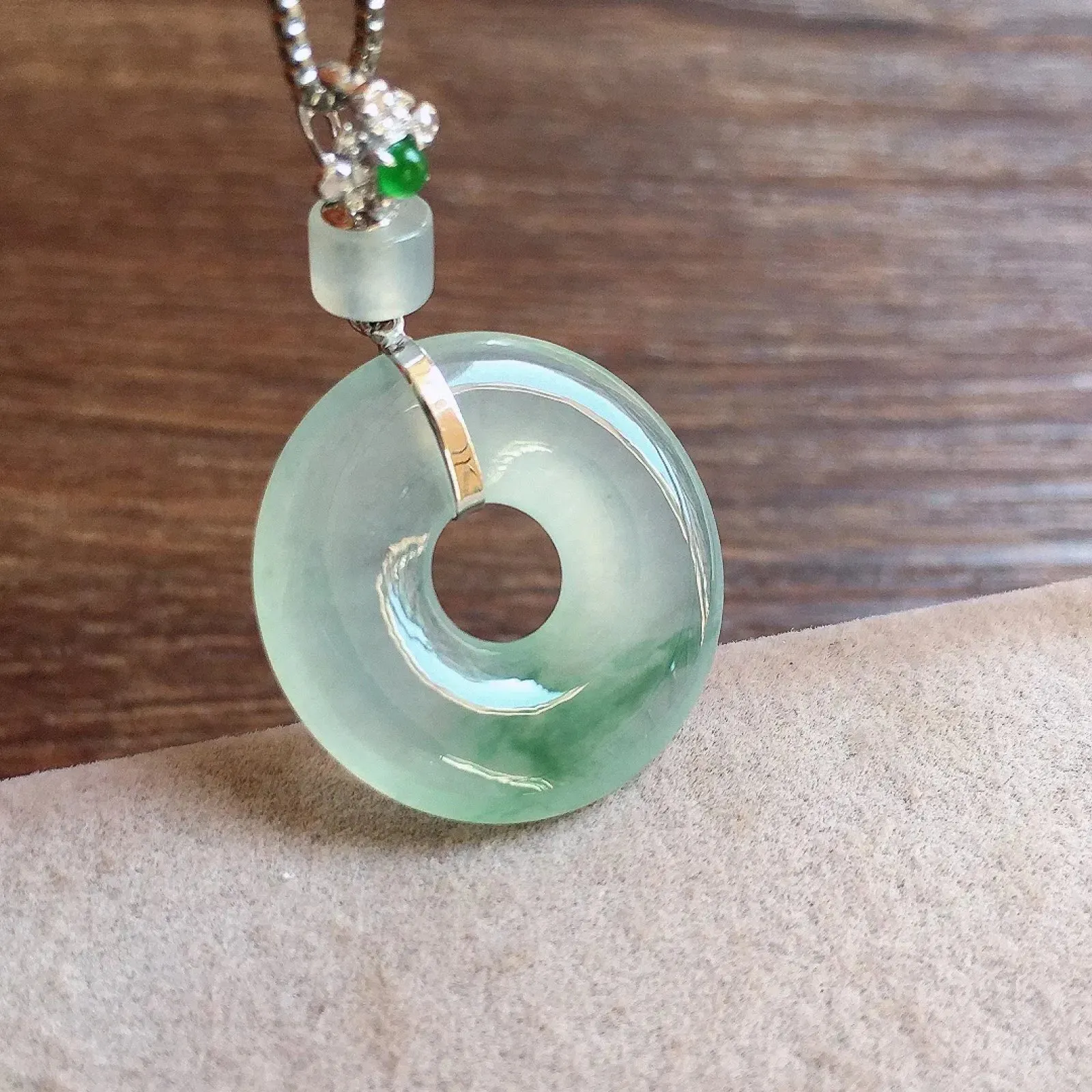 冰飘花甜甜圈吊坠，18k金镶嵌，冰冰润润，玉质细腻，种水足，尺寸31.3*18.8*3.2