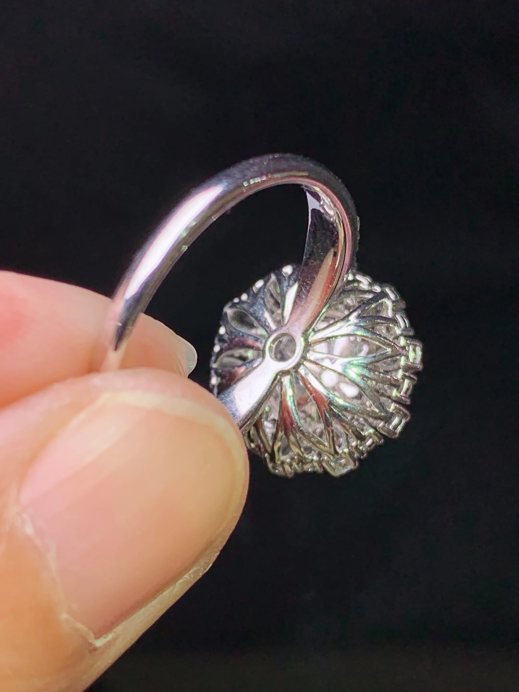 18k金钻镶嵌满绿蛋面耳钉 玉质细腻 色泽艳丽清新 圈口13.5 整体尺寸15*10.8