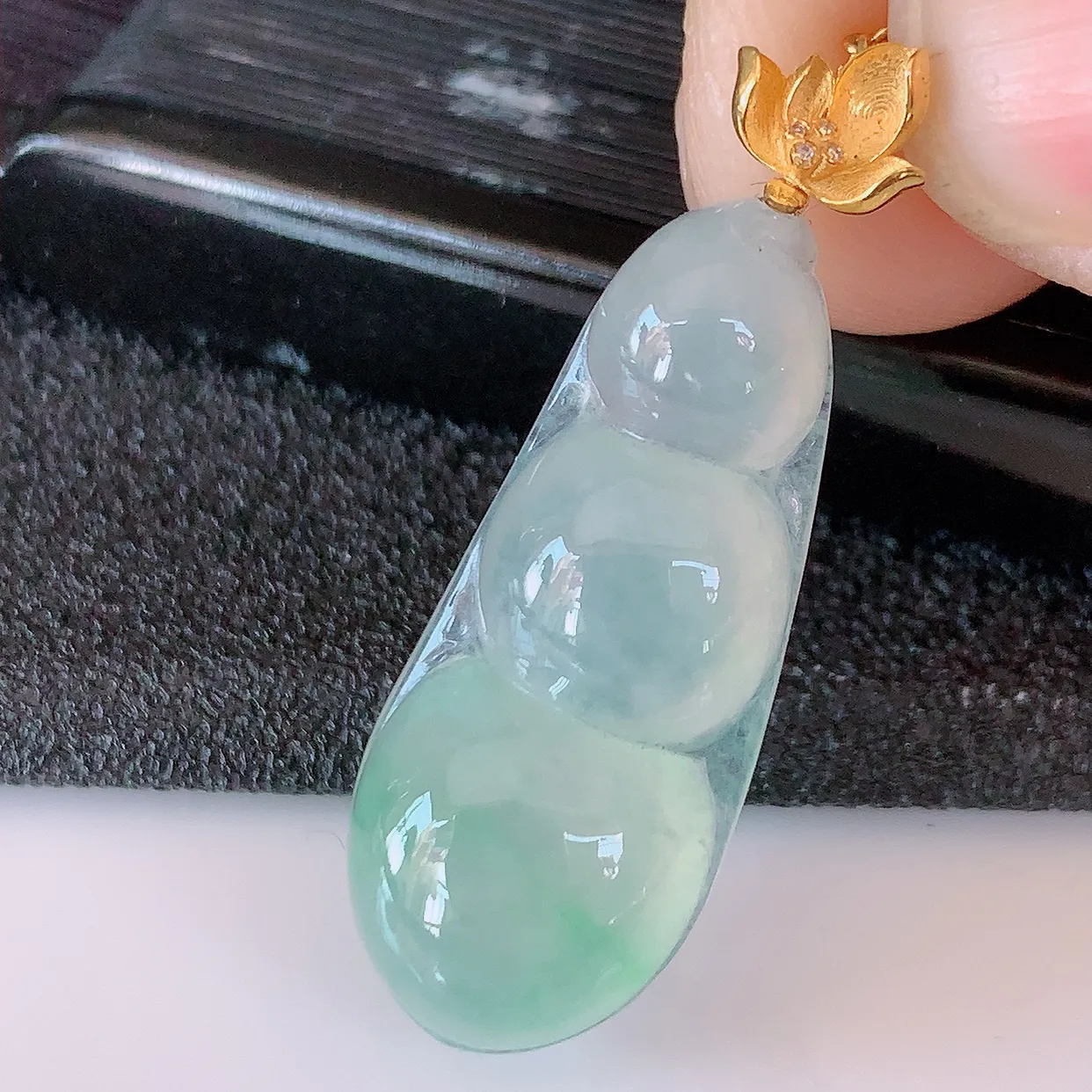 18K金镶嵌冰种飘绿翡翠四季豆吊坠，寓意“四季平安，福气满满”胶感十足，饱满，佩戴效果优雅迷人！#1.7整体32.5裸石26.5*11.5*5.6