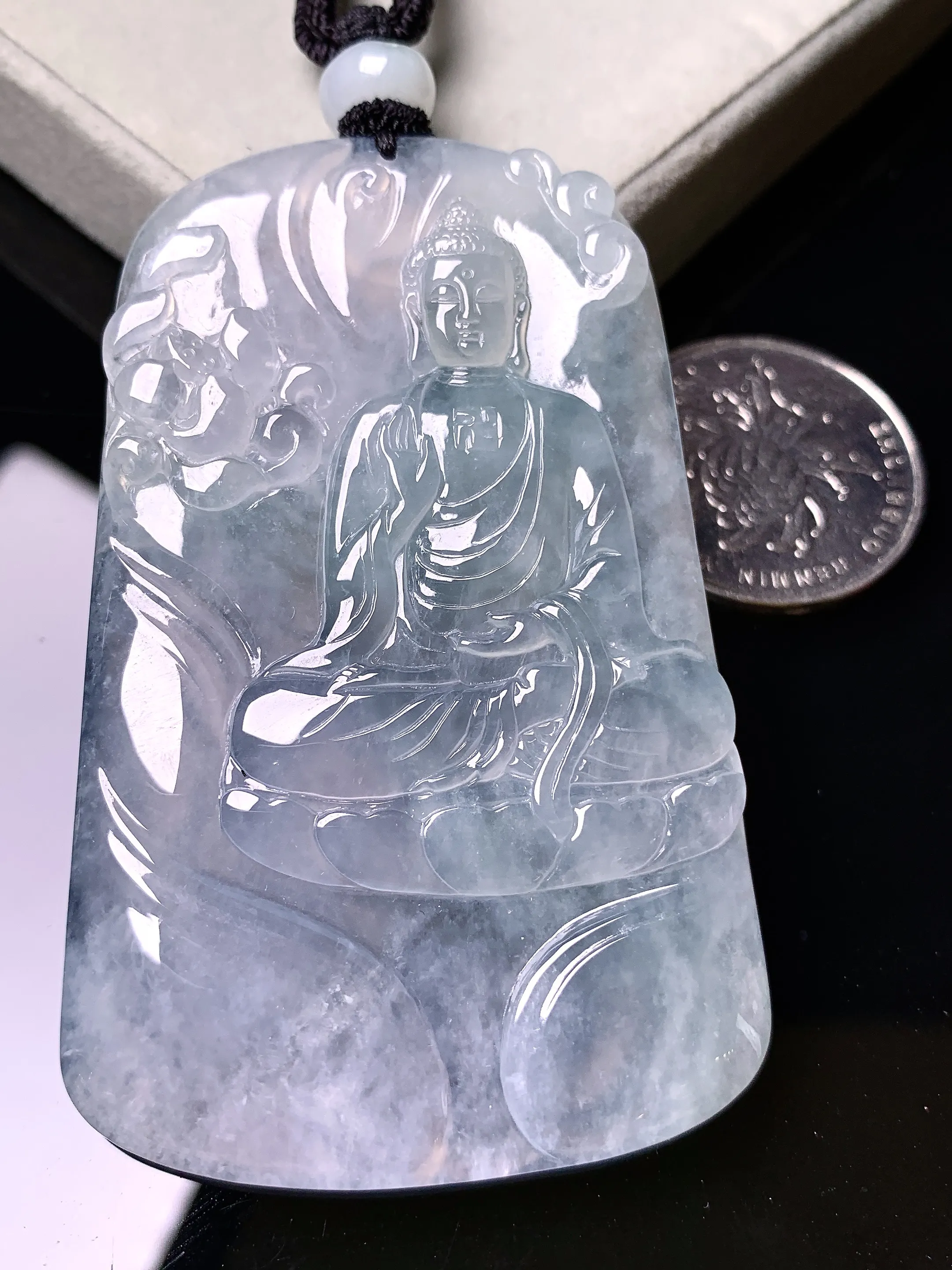 冰种大日如来佛祖吊坠 玉质细腻 色泽艳丽清新 整体尺寸68.2*42.7*5.5