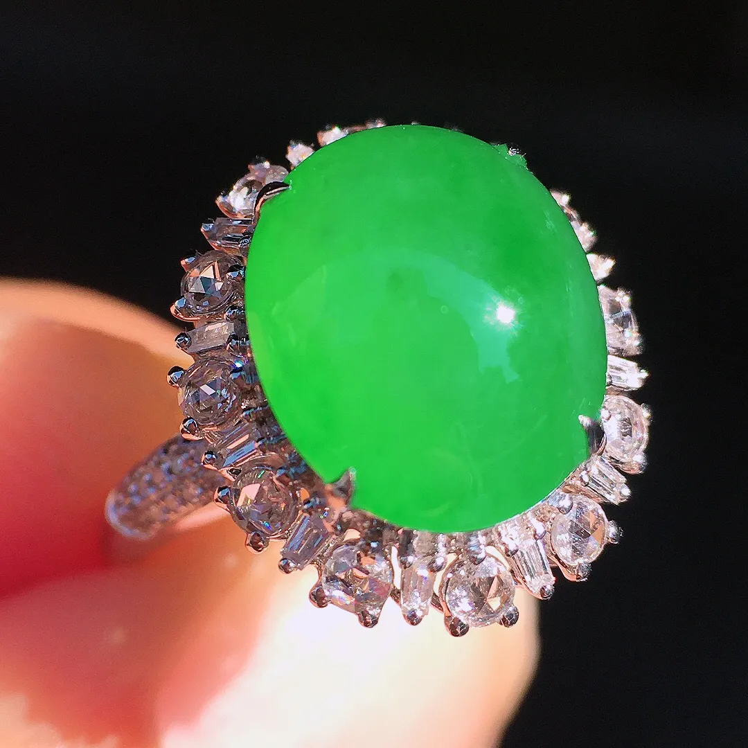 阳绿蛋面戒指，色泽均匀艳丽，玉质细腻，荧光感超
强，饱满圆润，尽显优雅气质，18k
金豪华镶嵌