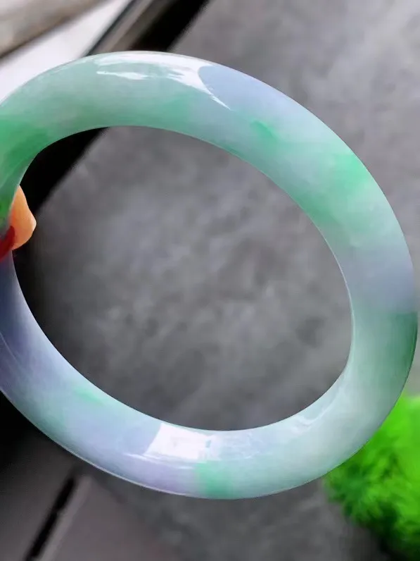 【翡翠名称】老种春彩56正圈口手镯
【翡翠尺寸】适合56-57正圈口佩戴
【翡翠描述】宝贝种老水足，玉质细腻，色泽靓丽，性价比高，佩戴效果好！
【其它赠送】权威证书/精美挂绳盒子/支持全国复检