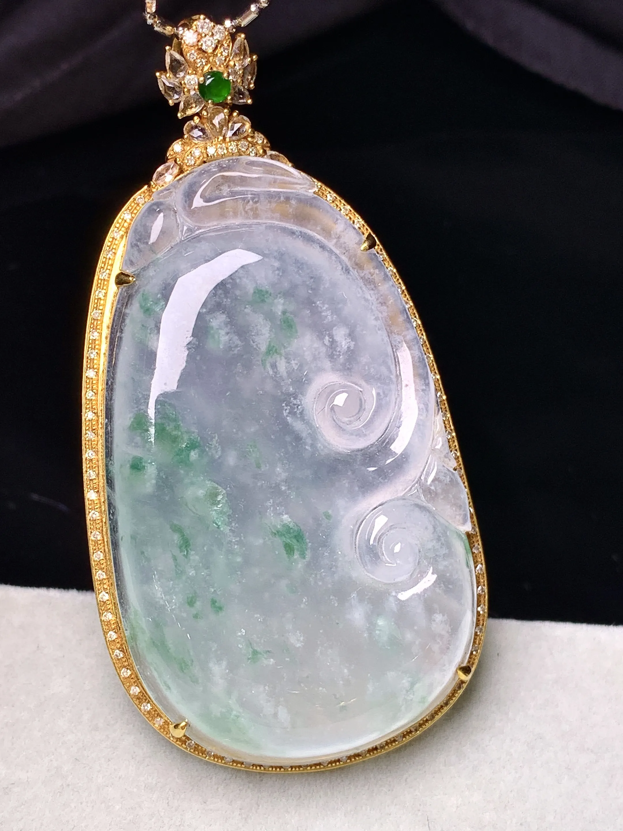 18k金钻镶嵌冰种飘花如意吊坠 玉质细腻 色泽艳丽清新 整体尺寸61.2*32*10.8