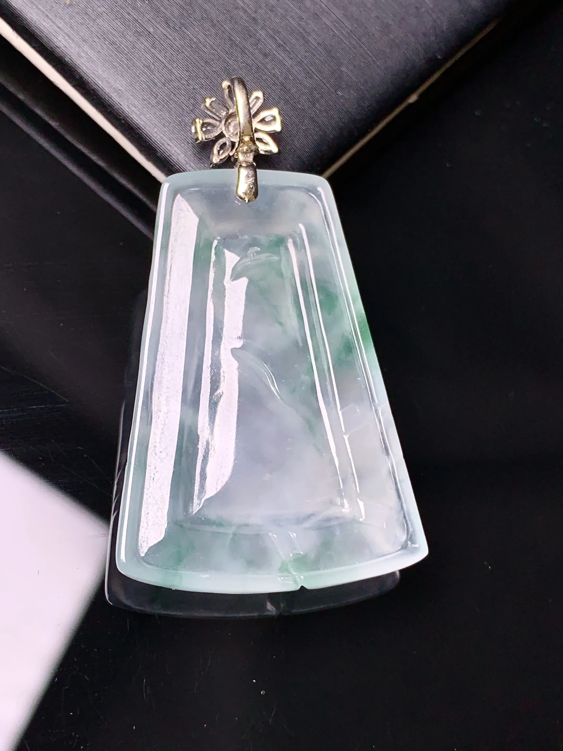 18k金钻镶嵌飘绿山水牌子吊坠 玉质细腻 色泽艳丽清新 整体尺寸39.5*22.8*4.6