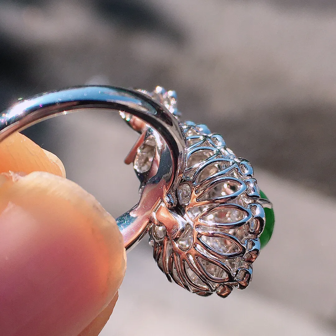 阳绿葫芦戒指/吊坠两用款，色泽均匀艳丽，玉质细腻，荧光感超
强，饱满圆润，尽显优雅气质，18k
金豪华镶嵌