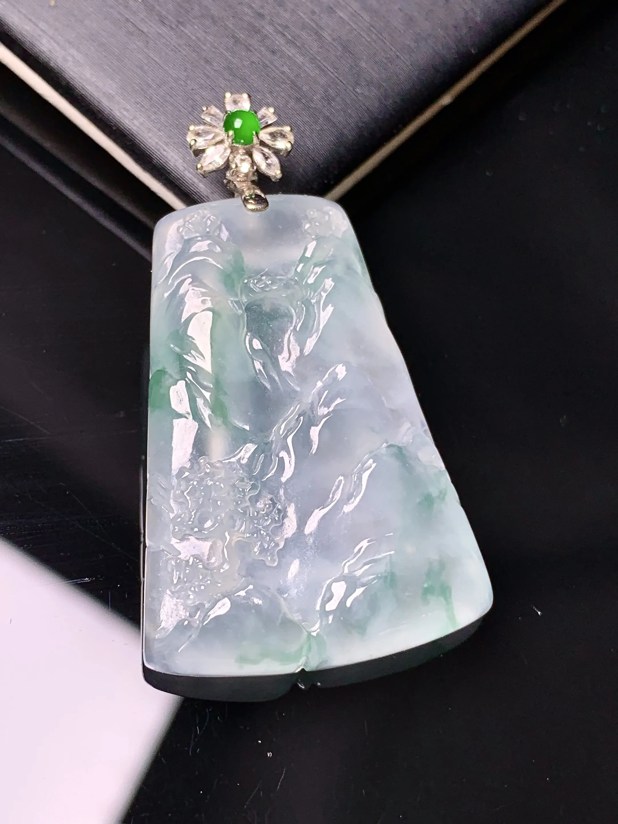 18k金钻镶嵌飘绿山水牌子吊坠 玉质细腻 色泽艳丽清新 整体尺寸39.5*22.8*4.6