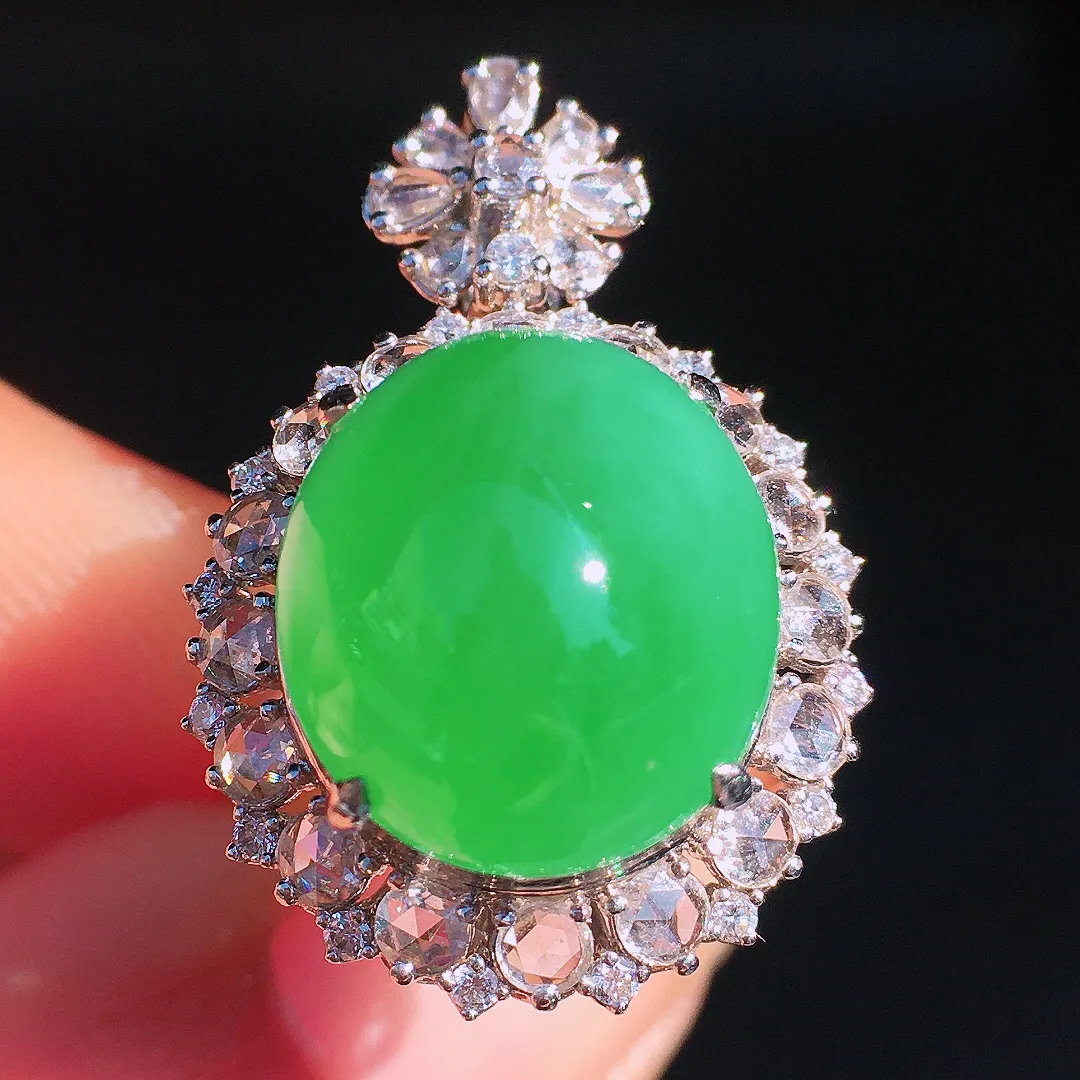 阳绿蛋面戒指/吊坠两用款，色泽均匀艳丽，玉质细腻，荧光感超
强，饱满圆润，尽显优雅气质，18k
金豪华镶嵌