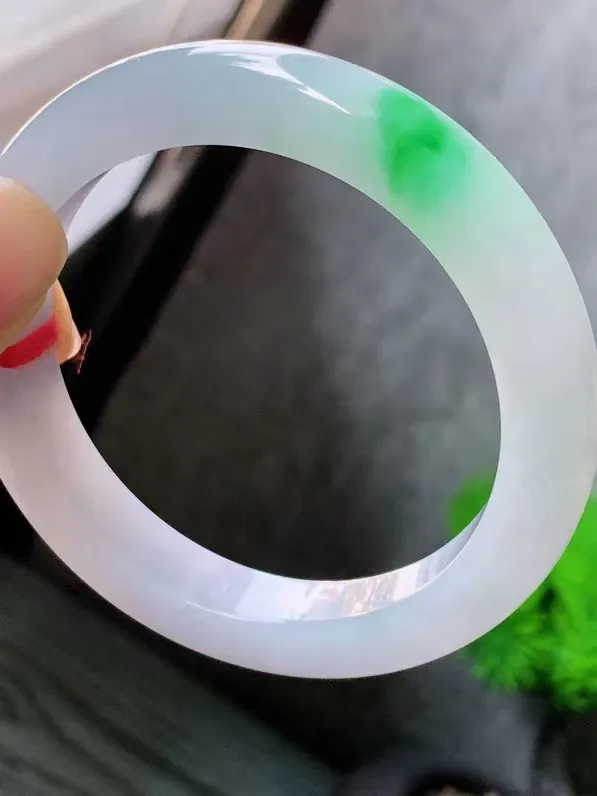 【翡翠名称】老种冰飘绿54.6正圈口手镯
【翡翠尺寸】适合54-55正圈口佩戴
【翡翠描述】宝贝种老水足，玉质细腻，色泽靓丽，性价比高，佩戴效果好！
【其它赠送】权威证书/精美挂绳盒子/支持全国复检