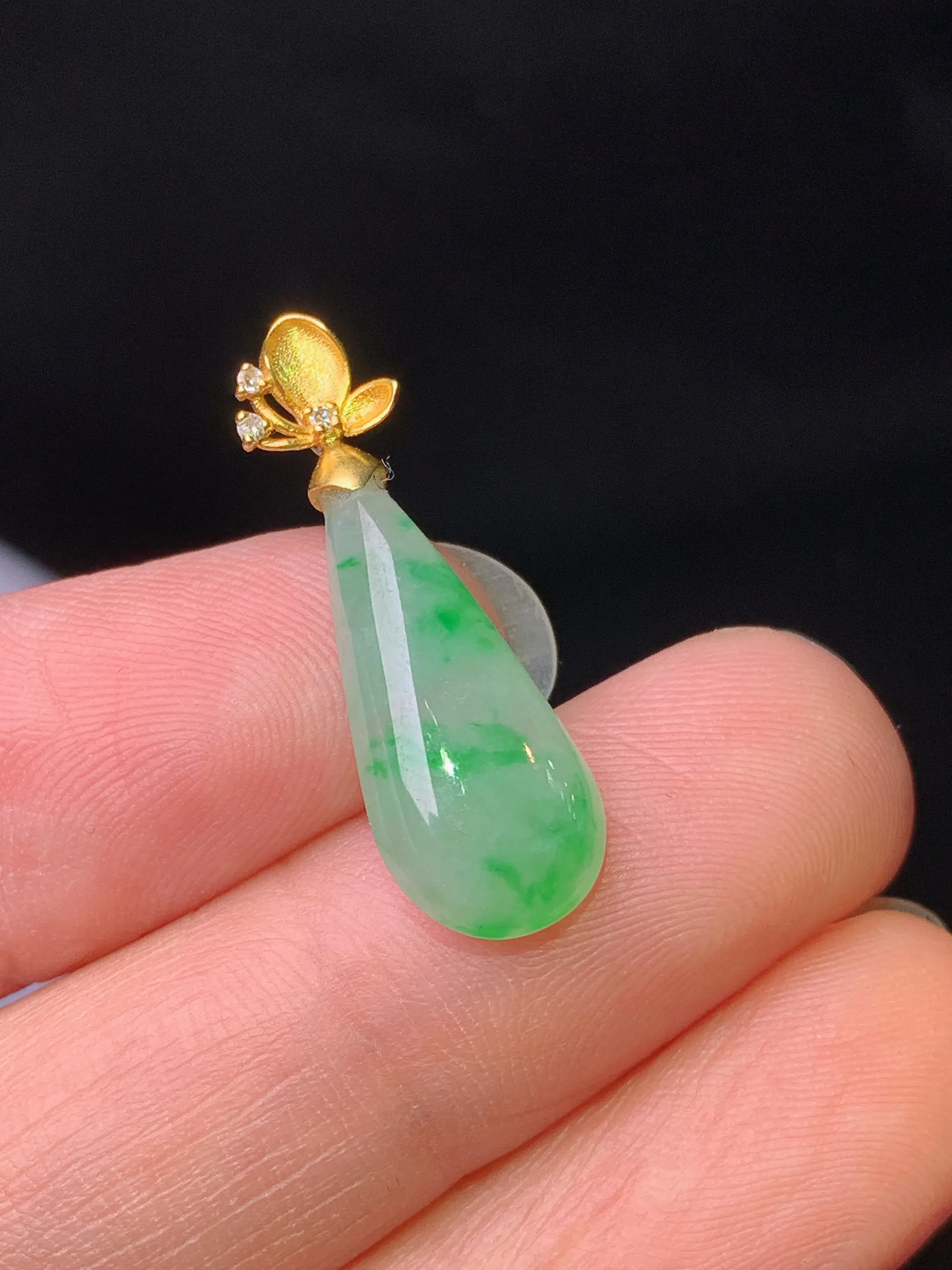 18k金钻镶嵌飘绿水滴吊坠 玉质细腻 色泽艳丽清新 整体尺寸25.3*8.3*4.2