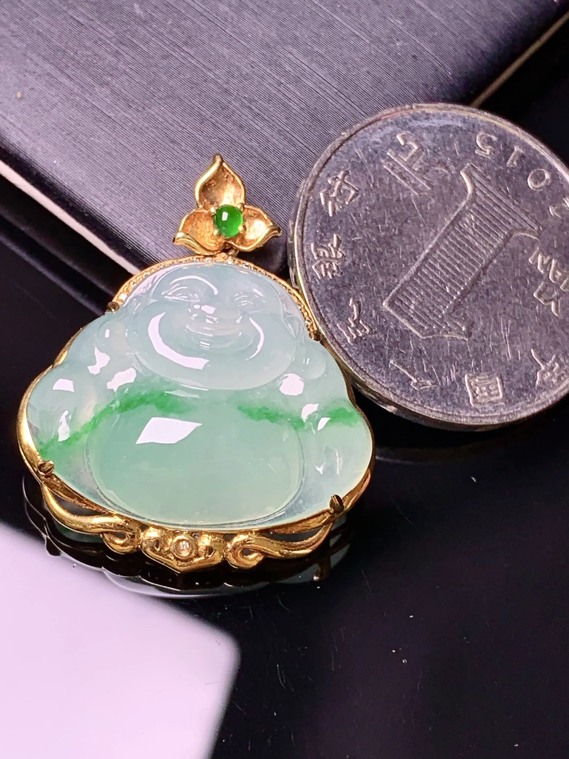 18k金镶嵌飘绿佛公吊坠 玉质细腻 色泽艳丽清新 整体尺寸28.8*24.3*8.6