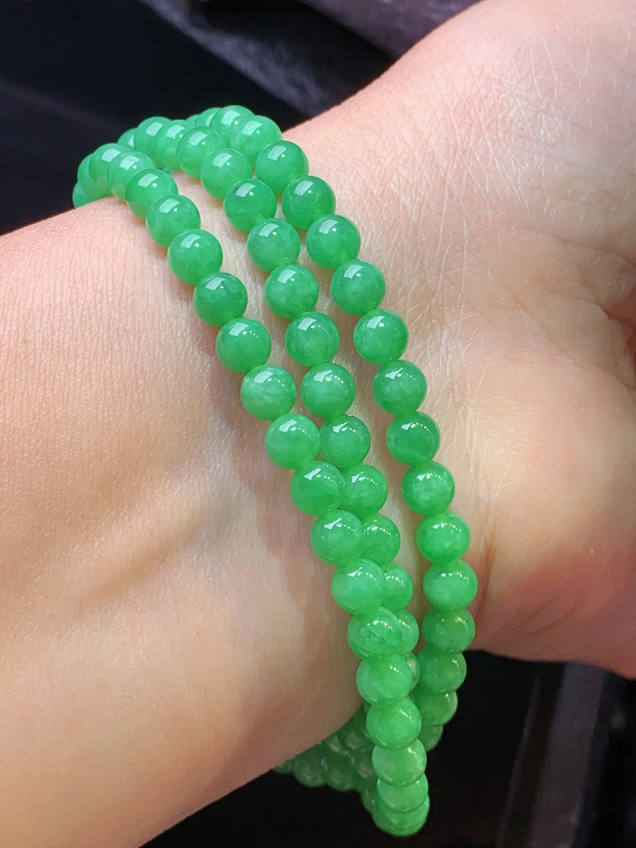 翠绿圆珠项链 玉质细腻 色泽艳丽清新 整体尺寸5