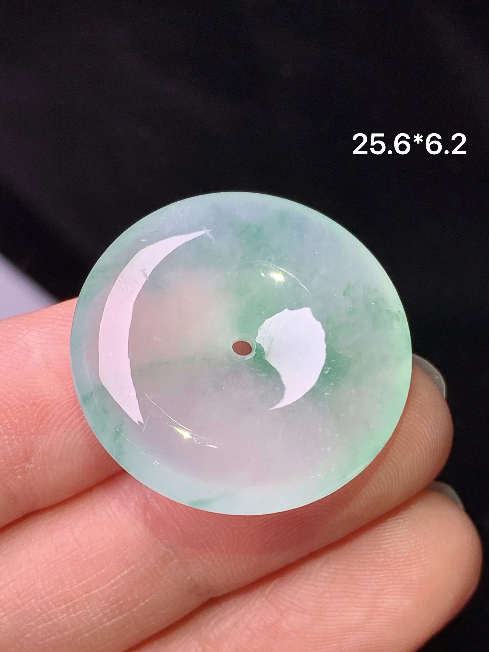 冰种飘绿平安扣吊坠 玉质细腻 色泽艳丽清新 整体尺寸25.6*6.2