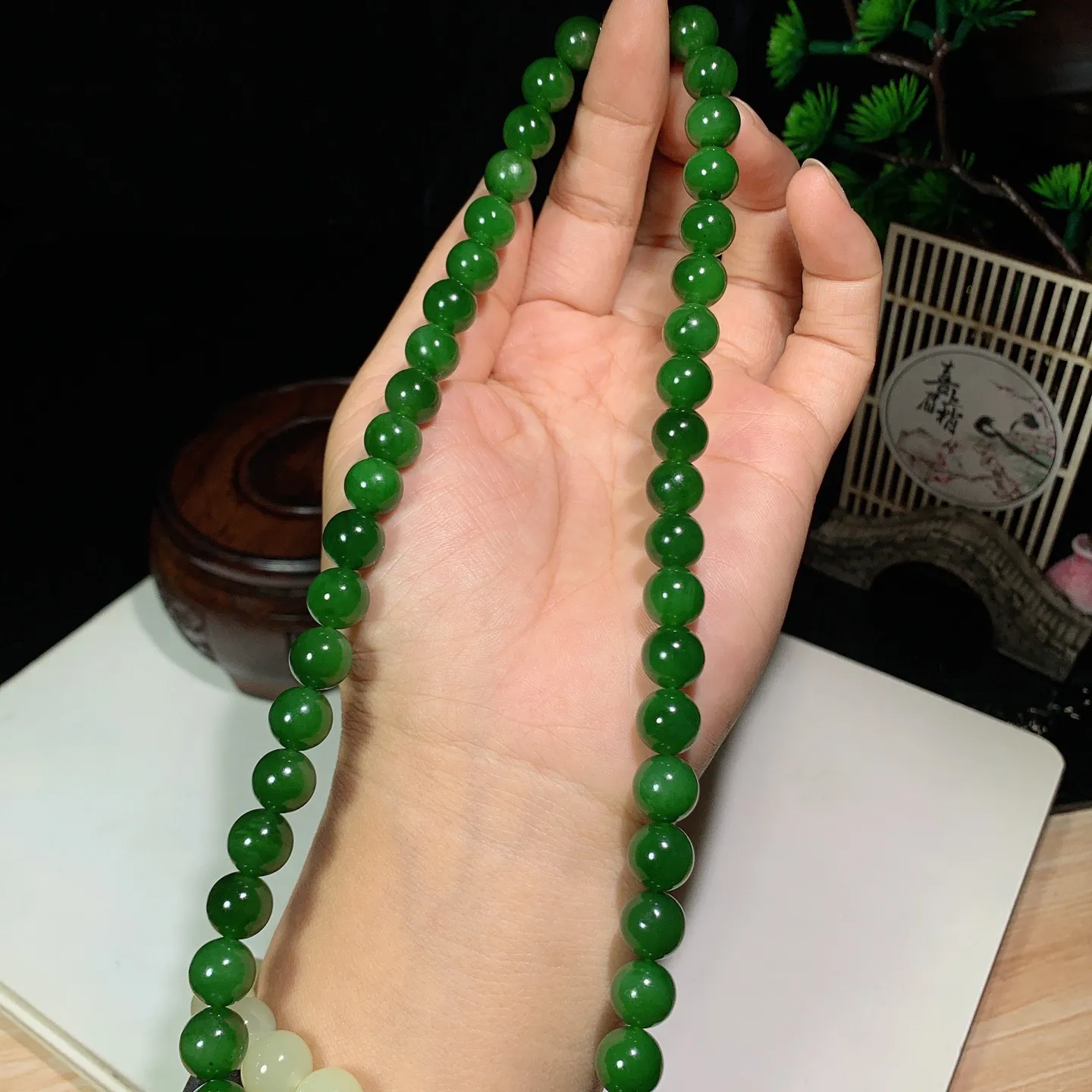 和田玉菠菜绿猫眼俄罗斯碧玉项链。妈妈链。单颗尺寸9.6。玉质细腻油润 底色纯净 脂粉好，品质好。lt250920