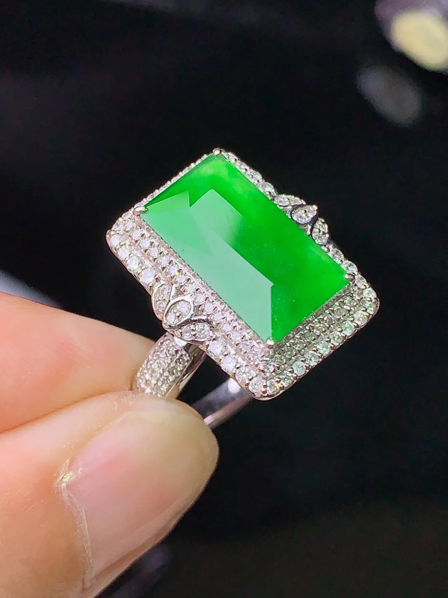 18k金钻镶嵌满绿菱形马鞍戒指 玉质细腻 色泽艳丽清新 圈口14.5 整体尺寸17*13.7*8.6