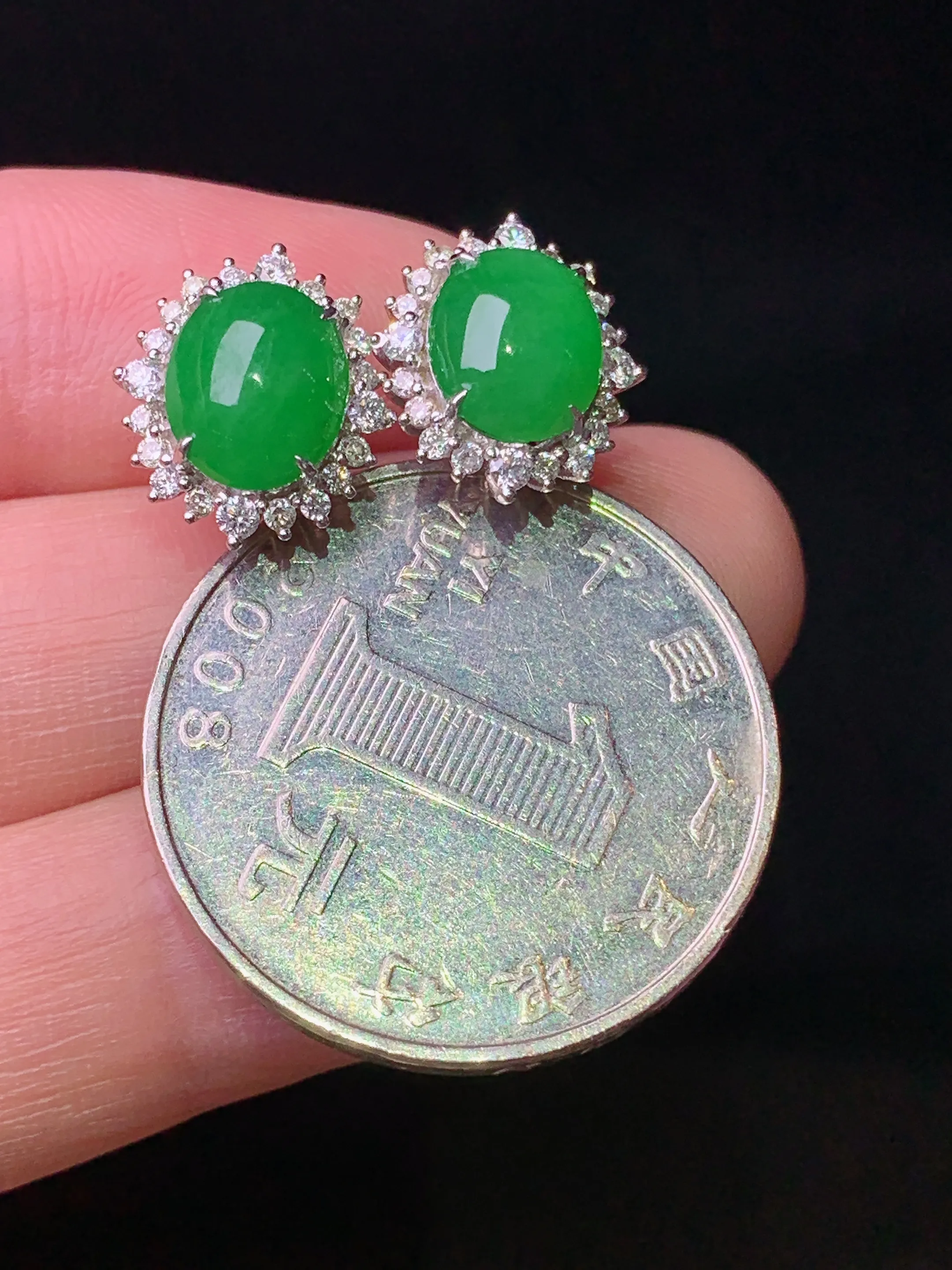 18k金钻镶嵌满绿蛋面耳钉 玉质细腻 色泽艳丽清新 整体尺寸12.6*11.2*7