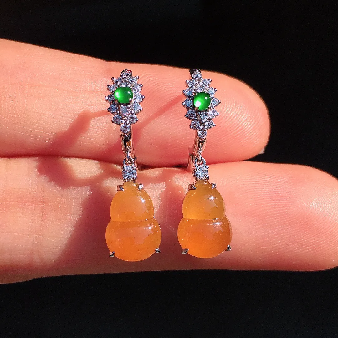 黄翡葫芦耳坠，色泽均匀艳丽，玉质细腻，荧光感超
强，饱满圆润，尽显优雅气质，18k
金豪华镶嵌