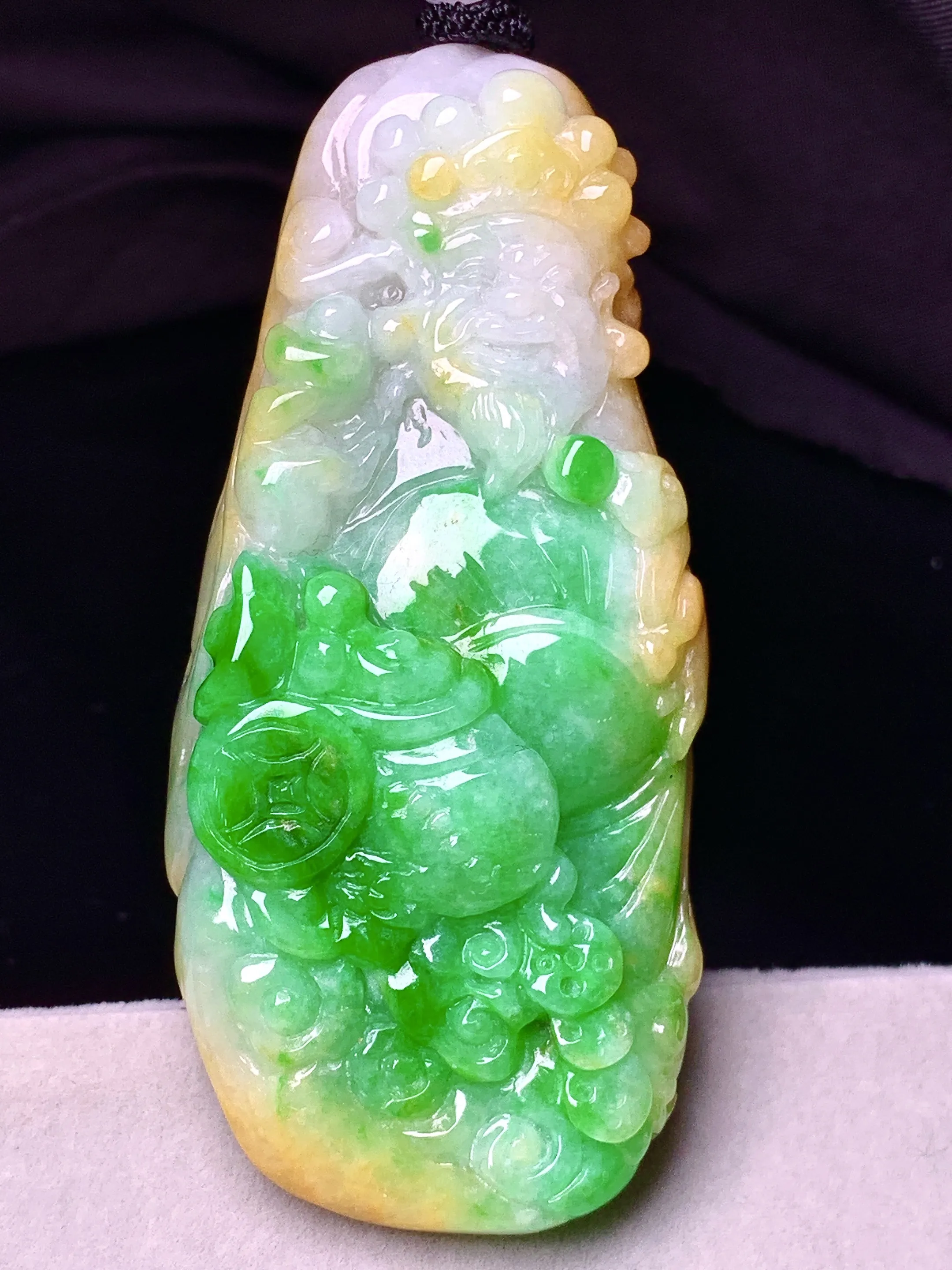 飘黄绿财神吊坠 玉质细腻 色泽艳丽清新 整体尺寸66.5*29.8*15.5