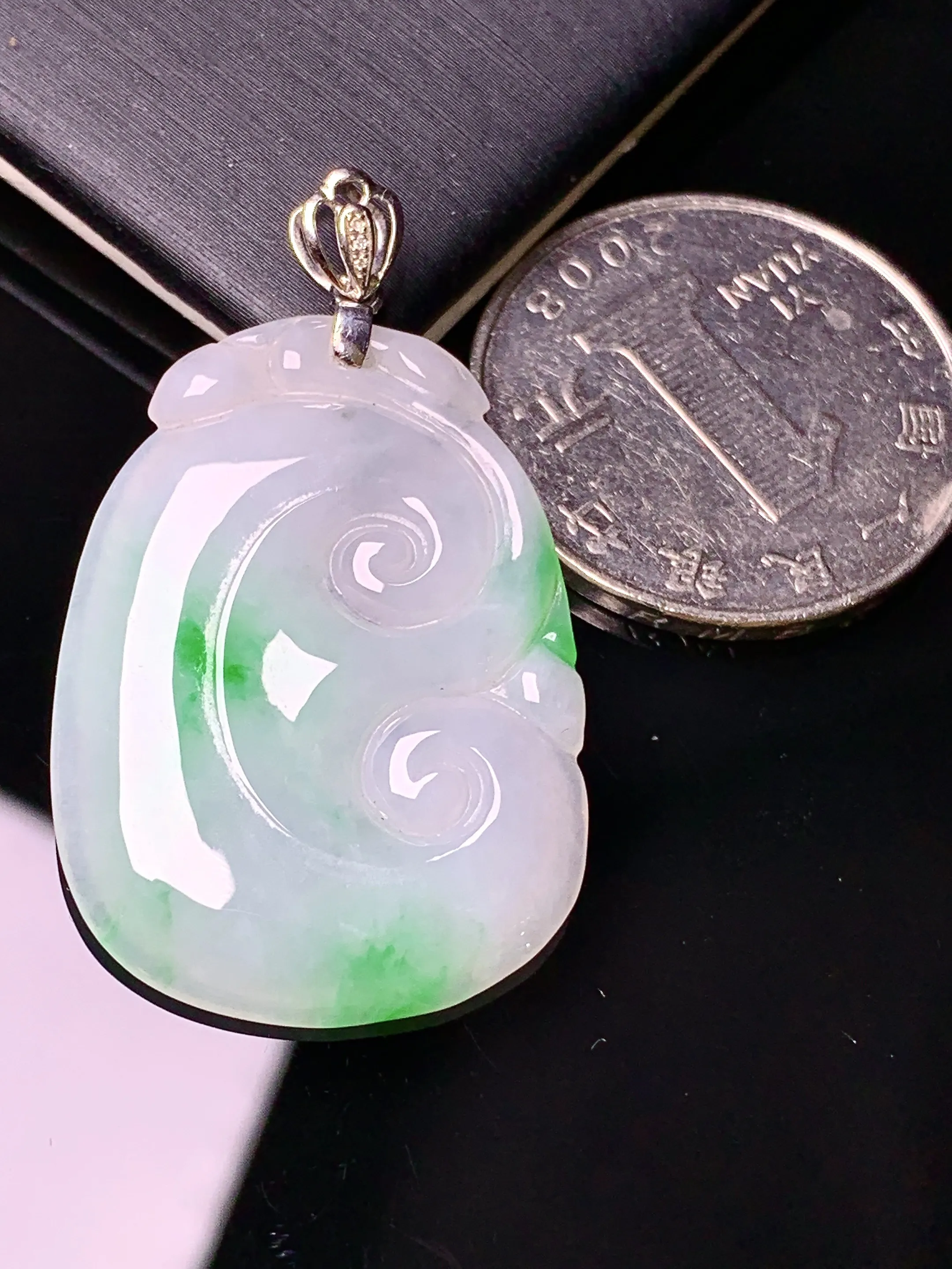 18k金镶嵌飘绿如意吊坠 玉质细腻 色泽艳丽清新 整体尺寸39*23.2*3.5