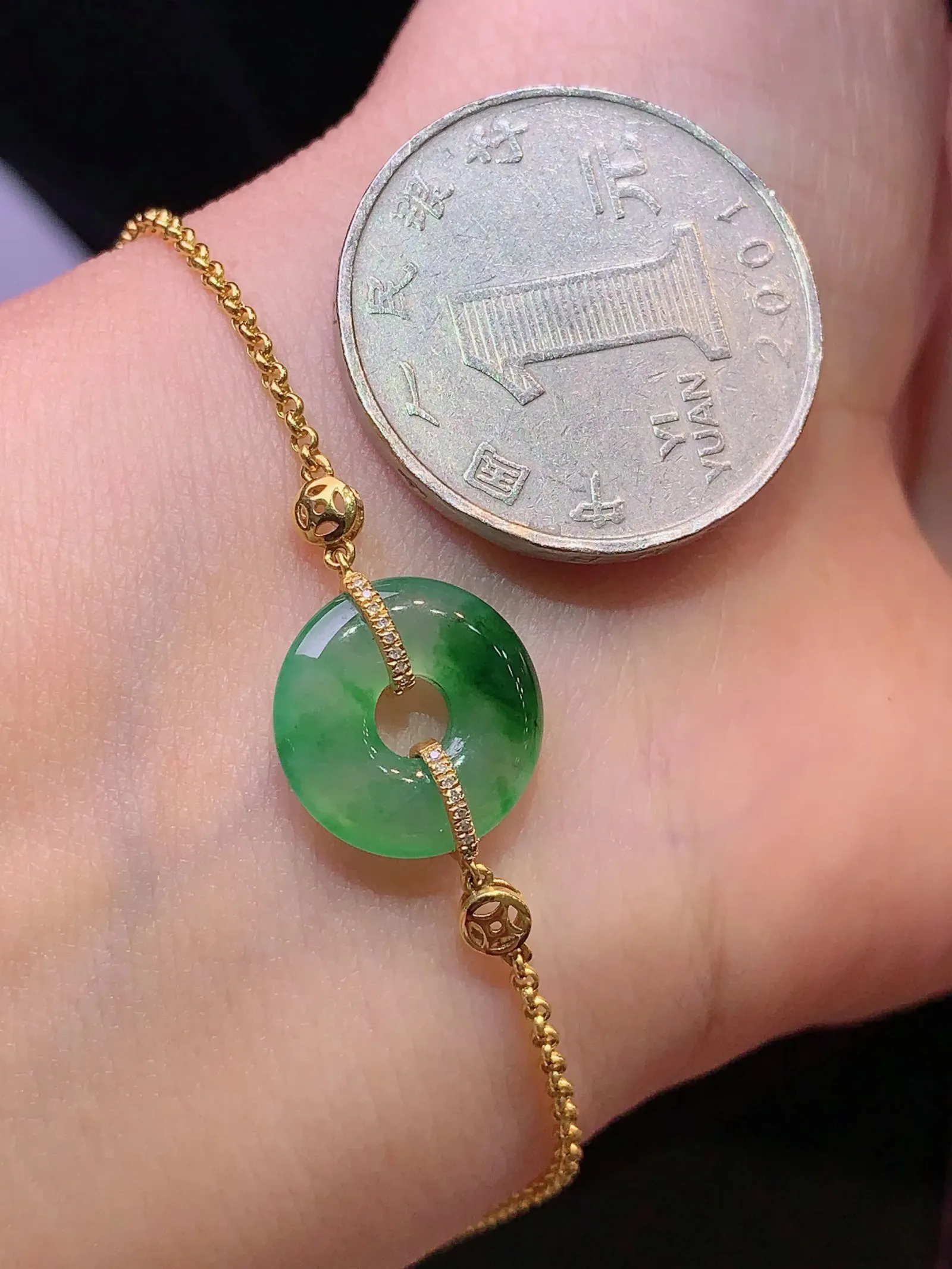 18k金镶嵌飘绿平安环手链 玉质细腻 色泽艳丽清新 整体尺寸13.5*3