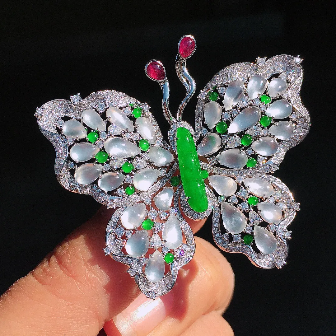 （冰+绿）蝴蝶胸针/吊坠两用款，色泽均匀艳丽，玉质细腻，荧光感超
强，饱满圆润，尽显优雅气质，18k