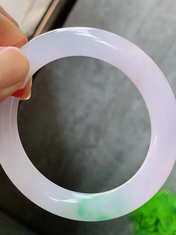 【翡翠名称】老种冰飘绿春彩54.3圈口圆条手镯
【翡翠尺寸】适合55-56正圈口佩戴
【翡翠描述】宝贝种老水足，玉质细腻，色泽靓丽，性价比高，佩戴效果好！
【其它赠送】权威证书/精美挂绳盒子/支持全国复检