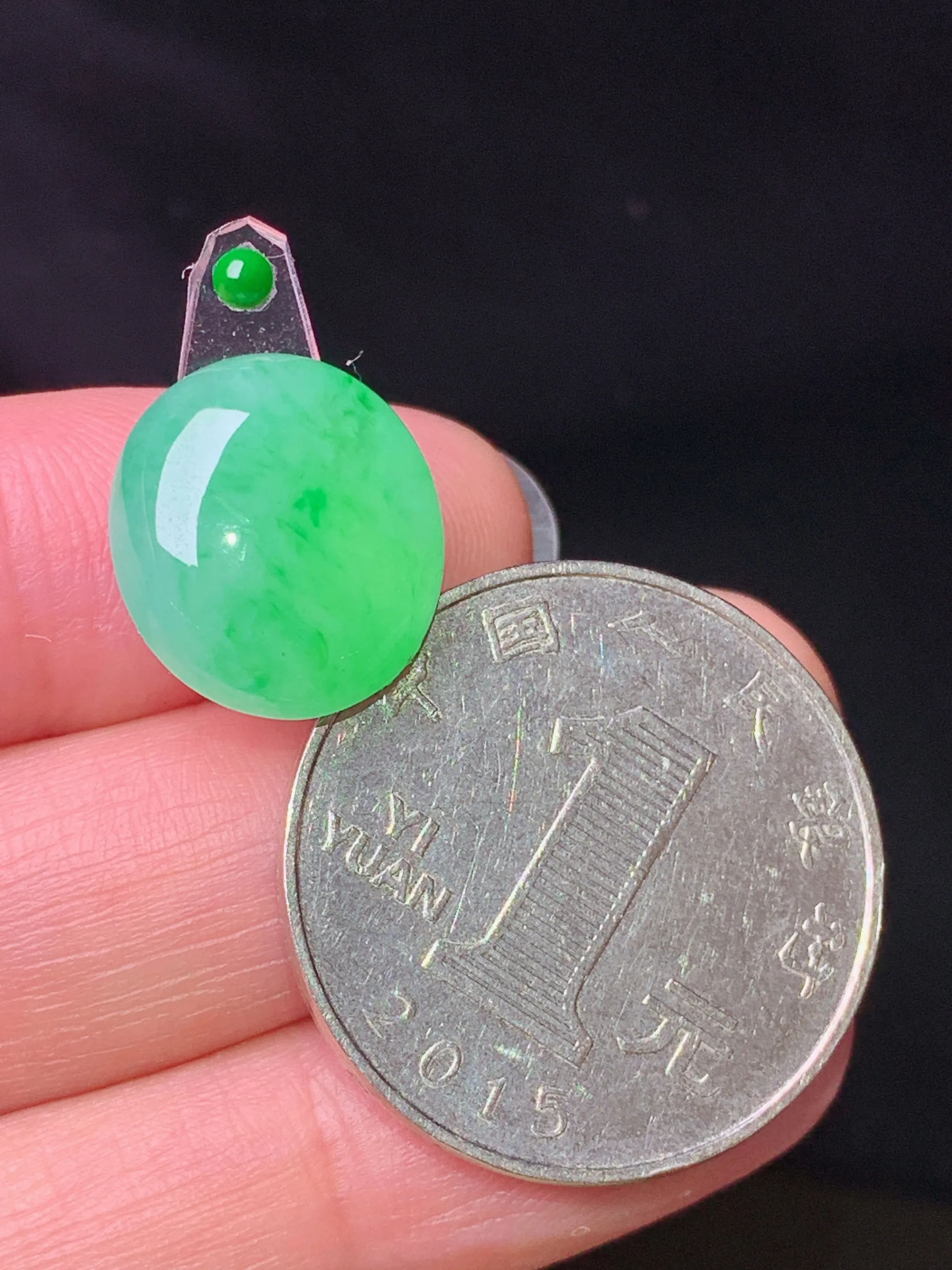 镶嵌款 翠绿蛋面吊坠 玉质细腻 色泽艳丽清新 整体尺寸14.6*13.2*5.8