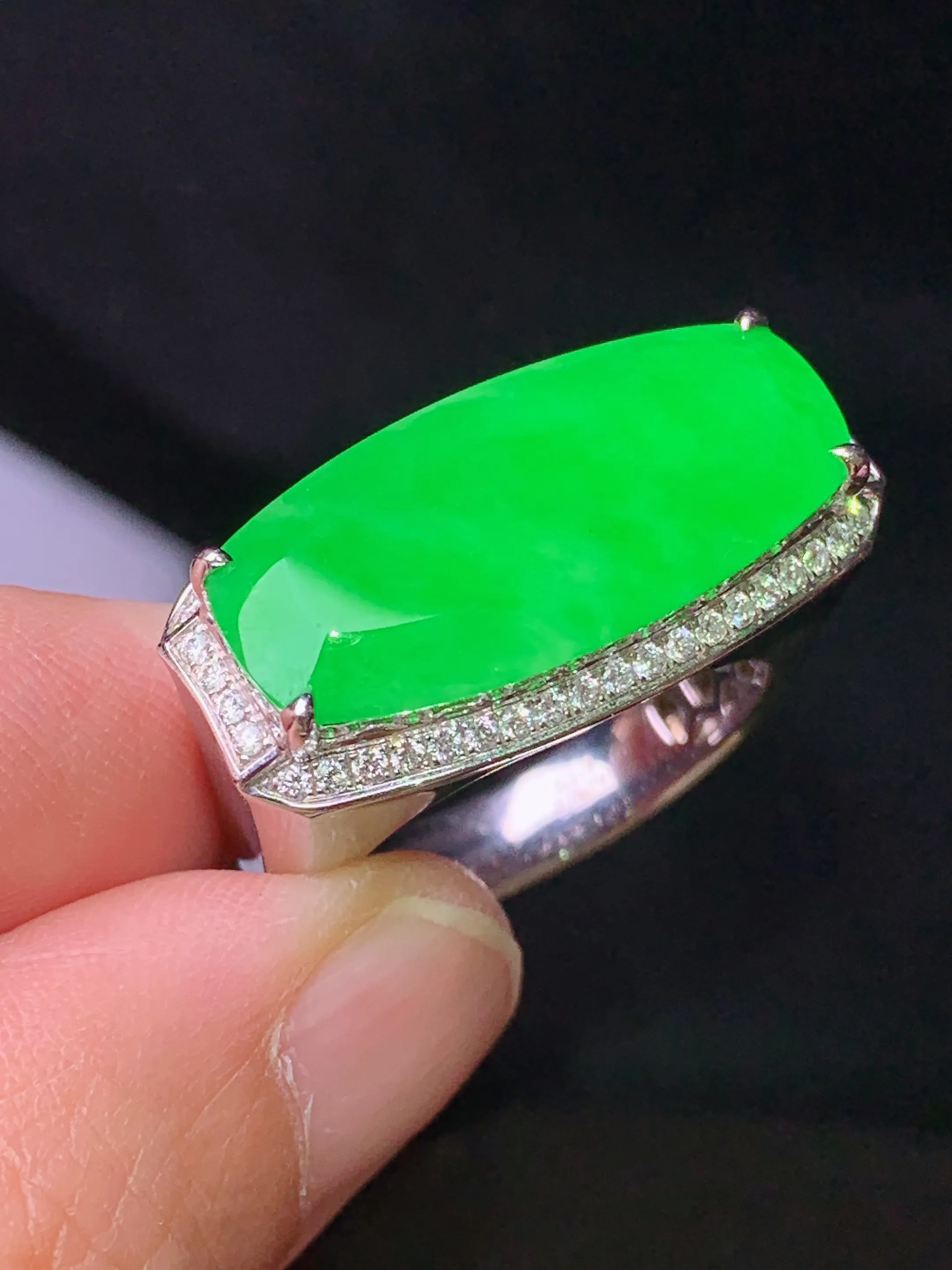 18k金钻镶嵌满绿马鞍戒指 玉质细腻 色泽艳丽清新 圈口20.5 裸石尺寸11*23.2*2.6