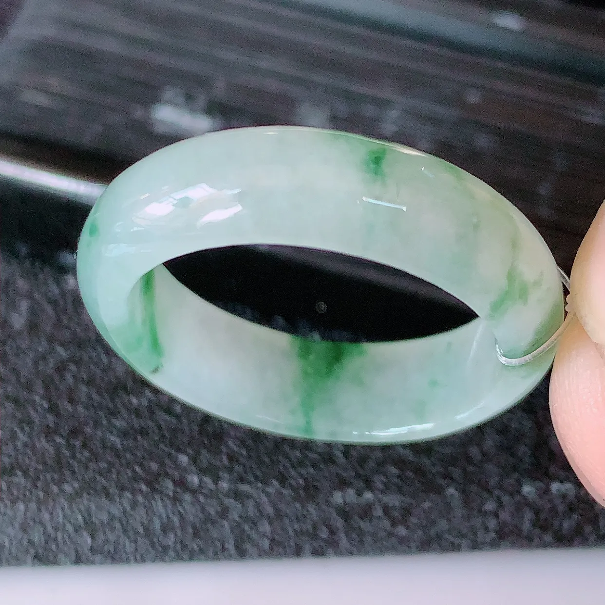 自然光实拍，18.2mm内径冰飘花翡翠指环，玉戒指，玉质莹润，好精美好冰润的指环，17圈口，上手纤巧！#49.7尺寸18.2-5.6-2.8