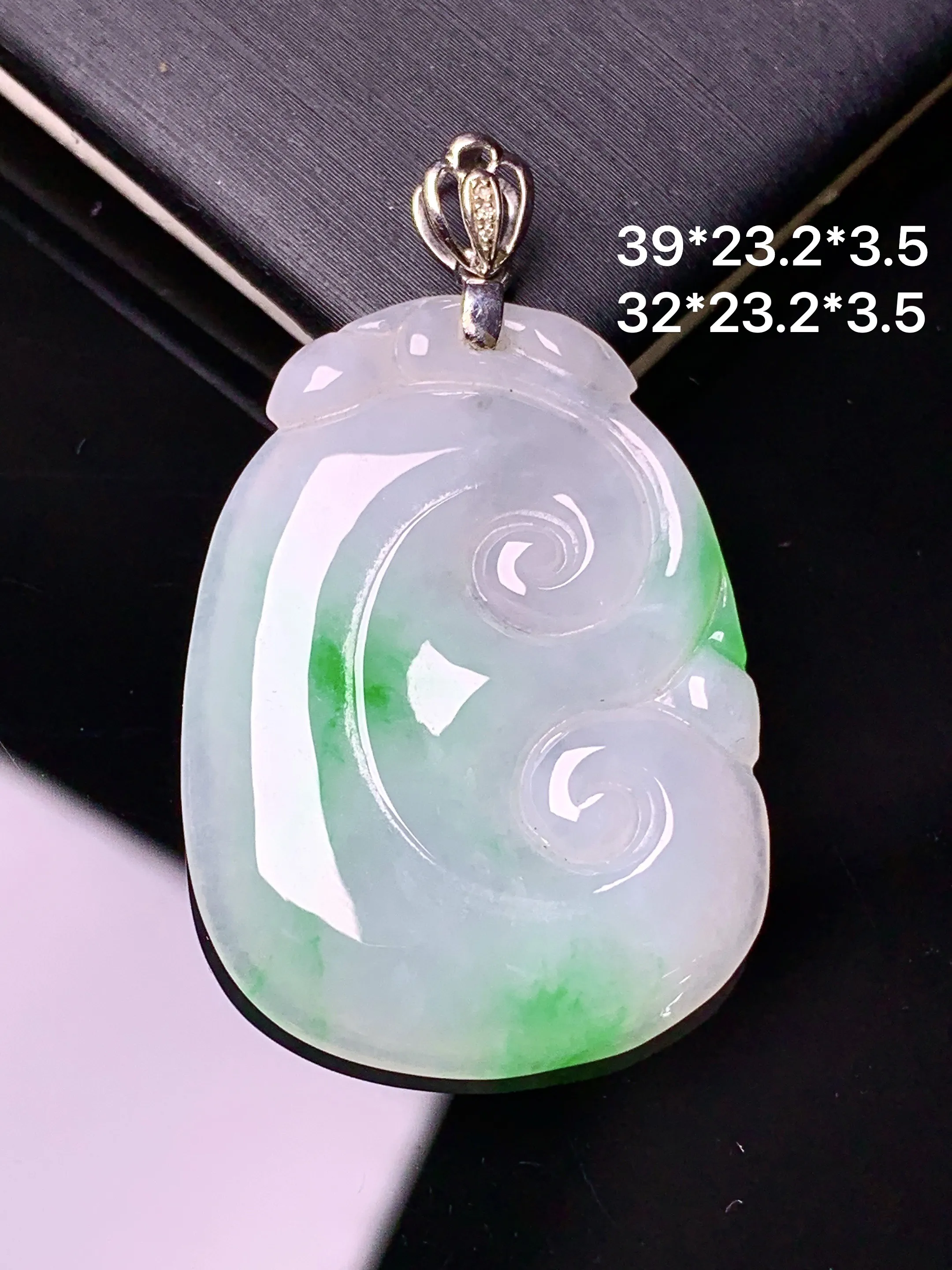 18k金镶嵌飘绿如意吊坠 玉质细腻 色泽艳丽清新 整体尺寸39*23.2*3.5