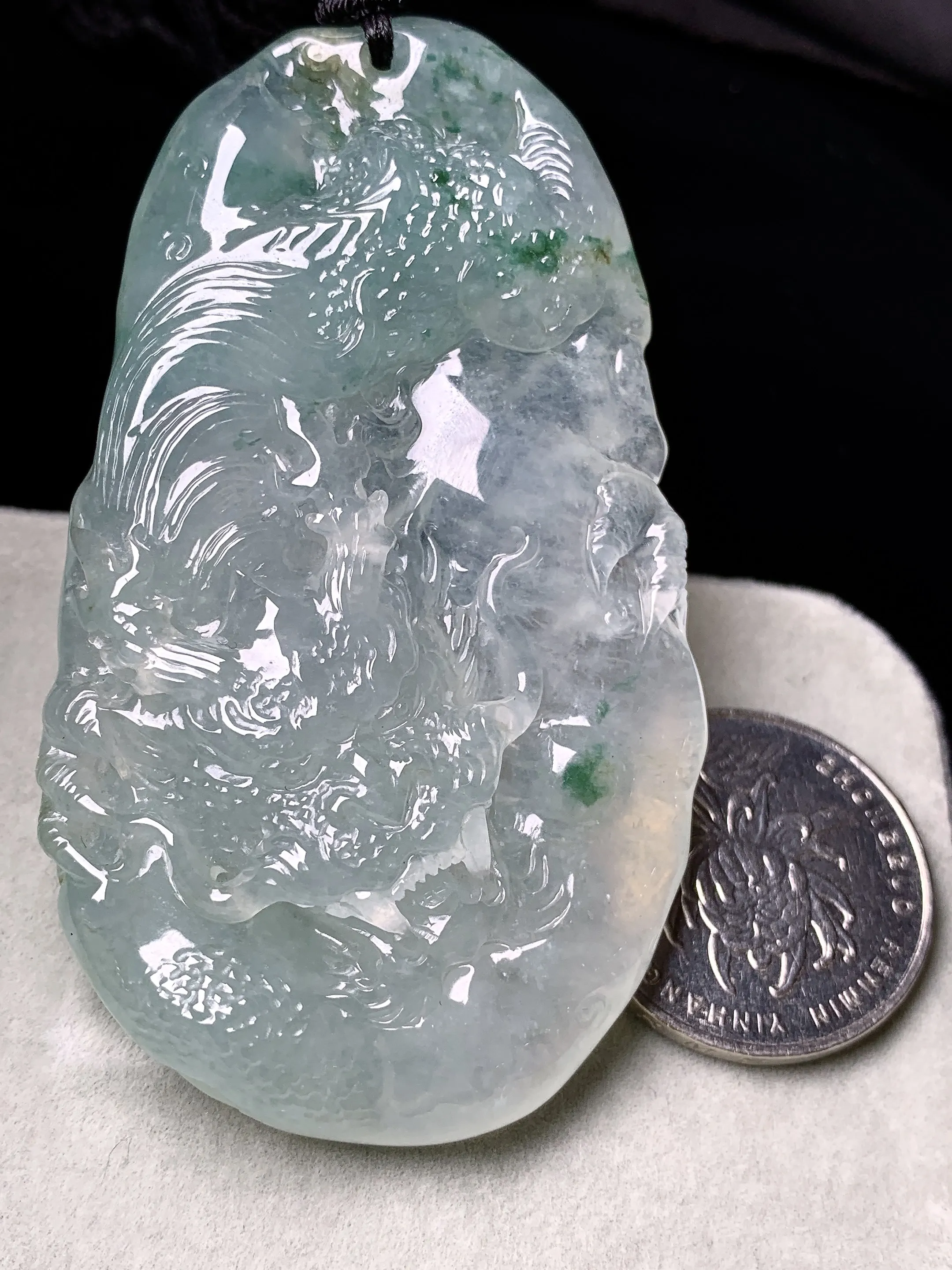 冰种飘花龙牌吊坠 玉质细腻 色泽艳丽清新 整体尺寸70.8*41.8*6.5